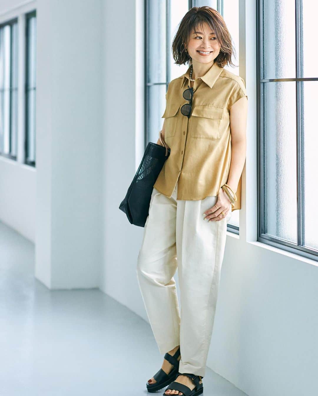 のインスタグラム：「エディター 三尋木奈保× ROPÉ 今から盛夏まで、無限に着回せる！ 「きれいめ派の万能ワードローブ」 ⁡ 毎回大好評のエディター三尋木奈保さんとのコラボアイテム。今回は、より長い期間たくさん活用してもらえるよう、組み合わせ自在なワードローブ構成でお届け。三尋木さんならではの品よくきれいめなデザインに加え、涼しさや着回し力にもこだわったスペシャルなラインナップです。 ⁡ ⁡ ⁡ ▶ITEM  ⁡ #GGH23310 きちんと涼感ノースリーブブラウス ¥19,800 (税込) ⁡ #GGS23270 すっきりハイウエストバレルパンツ ¥20,900 (税込) ⁡ J'aDoRe JUN ONLINEでご購入いただけます。 ⁡ ⁡ ⁡ @rope_jp @jadorejunonline #三尋木奈保 氏 #三尋木さんコラボ #セットアップ #ボリューム袖 #Tシャツ #バレルパンツ #通勤コーデ #オフィスカジュアル #大人カジュアル #休日コーデ #夏コーデ #夏カラー #着回し #ロペ #ROPÉ #ropejp」