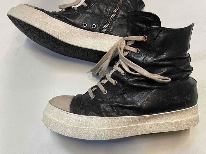 Sneaker At Randomのインスタグラム：「オールソール交換　サイドカバータイプ  職人がラバーやスポンジを用いて一からソールを作る交換方法です。  サイドのラバーを重ねることによりオリジナルに雰囲気を近付けることも可能です。  フォクシングテープが施されたモデルやローテクスニーカーに相性が良い方法です。  #sneakeratrandom#スニーカーアトランダム#junkyard#ジャンクヤード#sneaker#スニーカー#スニーカー修理#スニーカーカスタム#市川#本八幡#梅田#阪神梅田本店#高円寺#angeluspaint#アンジェラスペイント#arata#アラタ」