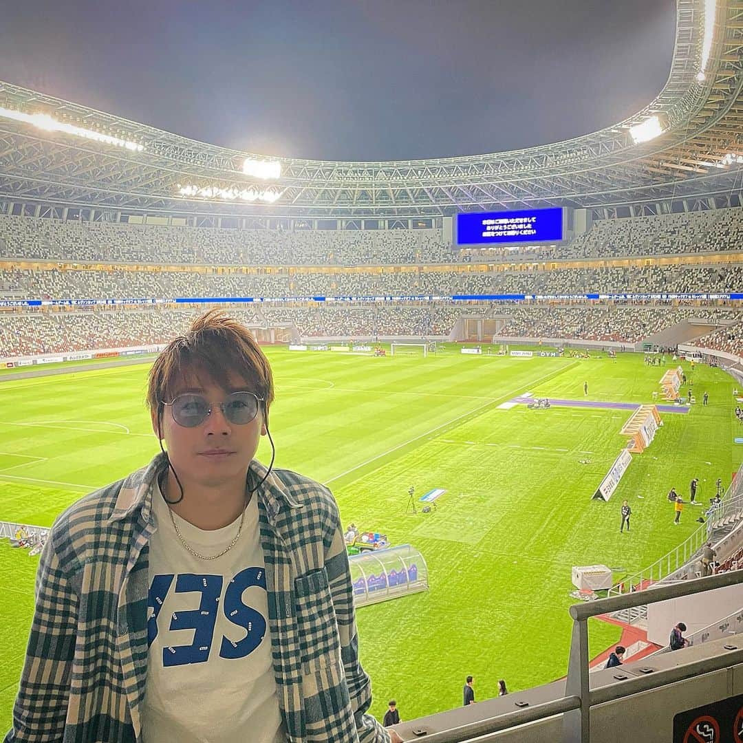 のインスタグラム：「. Jリーグ30周年。  記念マッチの多摩川クラシコに行って来ました。  舞台はJリーグ始まりの地、国立競技場。  平日にも関わらず5万人を超えるサポーター達が駆けつけ、 最高の演出の下、最高のゲームを観ることが出来ました。  今やJリーグを代表するクラブになった FC東京と川崎フロンターレですが、 まだ両クラブがJFLで「東京ガス」「富士通」として 戦っていた時から観ていたカードと考えると、 30年のJリーグの歩みやクラブの歴史を感じました。  今シーズンから実況も担当させてもらっているJリーグ。  更なる発展に自分も力を注いでいきたいと思います。 . . . #Jリーグ30周年 #J30 #国立競技場 #FC東京 #川崎フロンターレ #多摩川クラシコ」