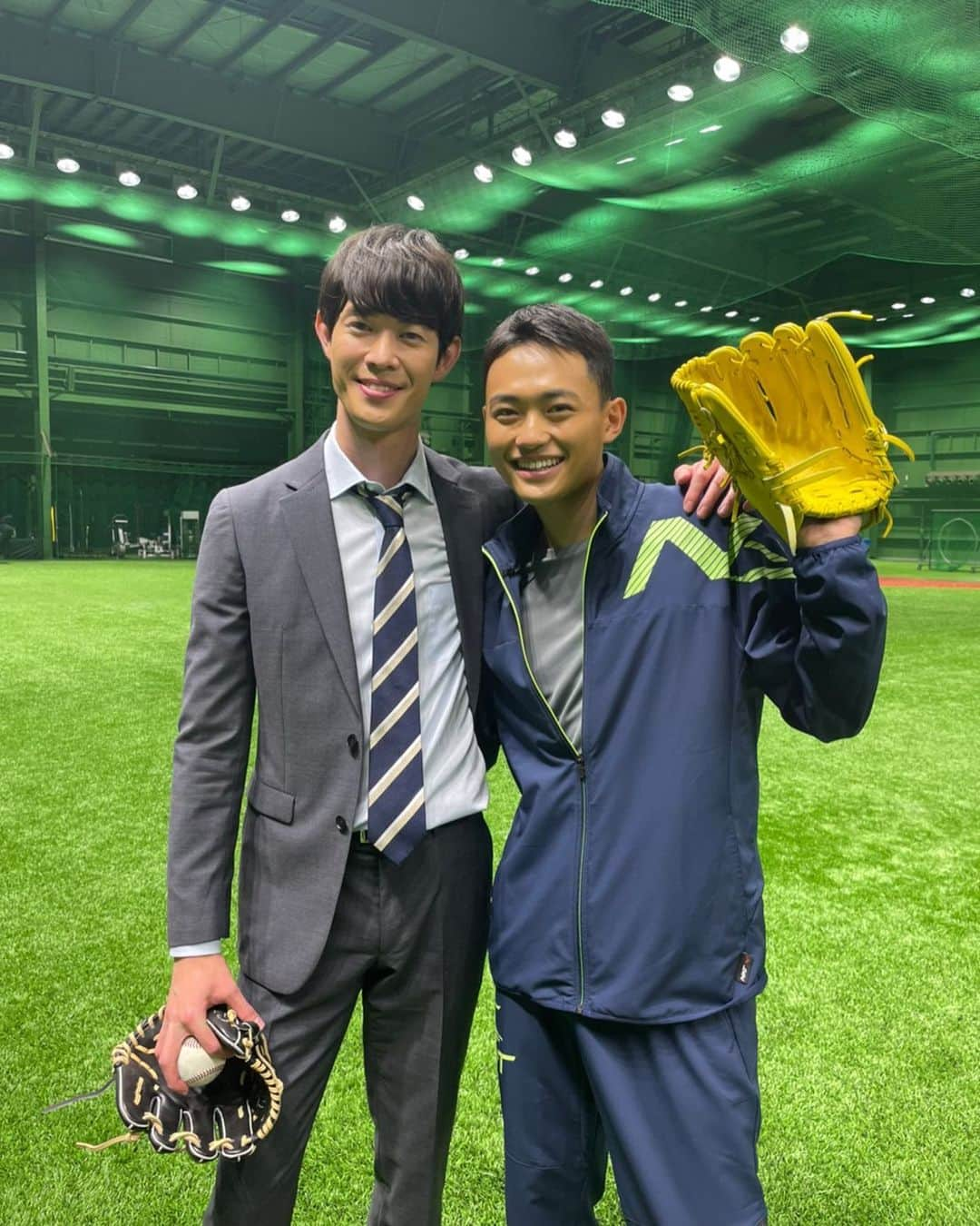 中山翔貴のインスタグラム：「今夜22時から#ドラフトキング 第6話、「一億円の男②」の放送です！  大不振に陥っている真田丸は神木さんのサポートによって復活できるのか！？ 是非ご覧ください！！  写真は役も本人もめちゃめちゃ優しかった神木役の宮沢氷魚さんと！！  #wowow  #野球  #真田丸  #宮沢氷魚 さん #中山翔貴」