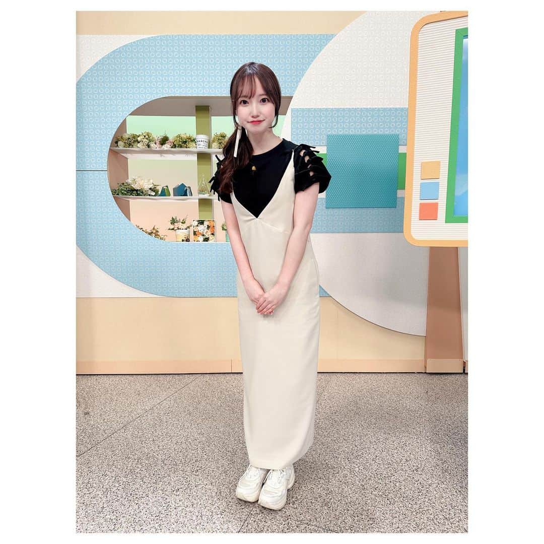 石井奏美のインスタグラム：「今日のシアワセ気分の衣装です👗  jumper skirt : MIESROHE (@miesrohe_ ) tops : ENICA (@enica_official )  肩のところがリボンになっているトップスとジャンパースカートの組み合わせ🎀  先週とは違うカジュアルなモノトーンでした👟  #岡山#香川#アナウンサー #fashion#ootd」