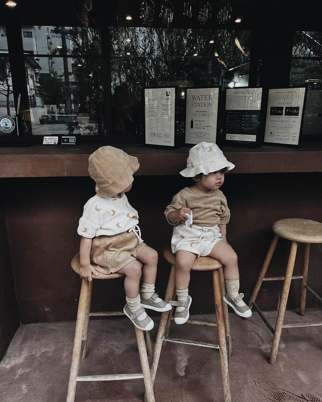 ukapiのインスタグラム：「⠀ ⠀ 今日のせおせな👦🏻👧🏻 ⠀ 🌛リンクめちゃかわ♡♡♡ いつもおしゃ𝚌𝚊𝚏𝚎連れてってくれて ありがとうすぎる〜🤲🏻♡ ⠀ セレショいってまた お揃い増えたからリンクしよ~☝🏼 ⠀ ⠀ #せおせな#せおふく #リンクコーデ」