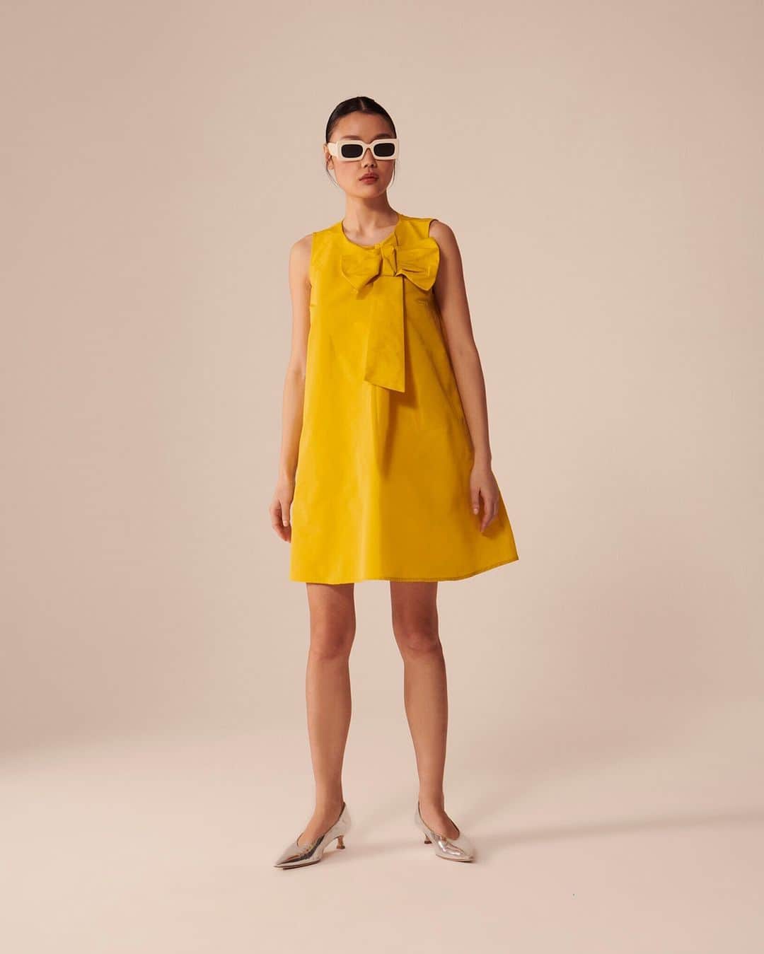 タラジャーモンのインスタグラム：「La petite robe jaune ☀️  #tarajarmon #fashion #PE23 #newin」