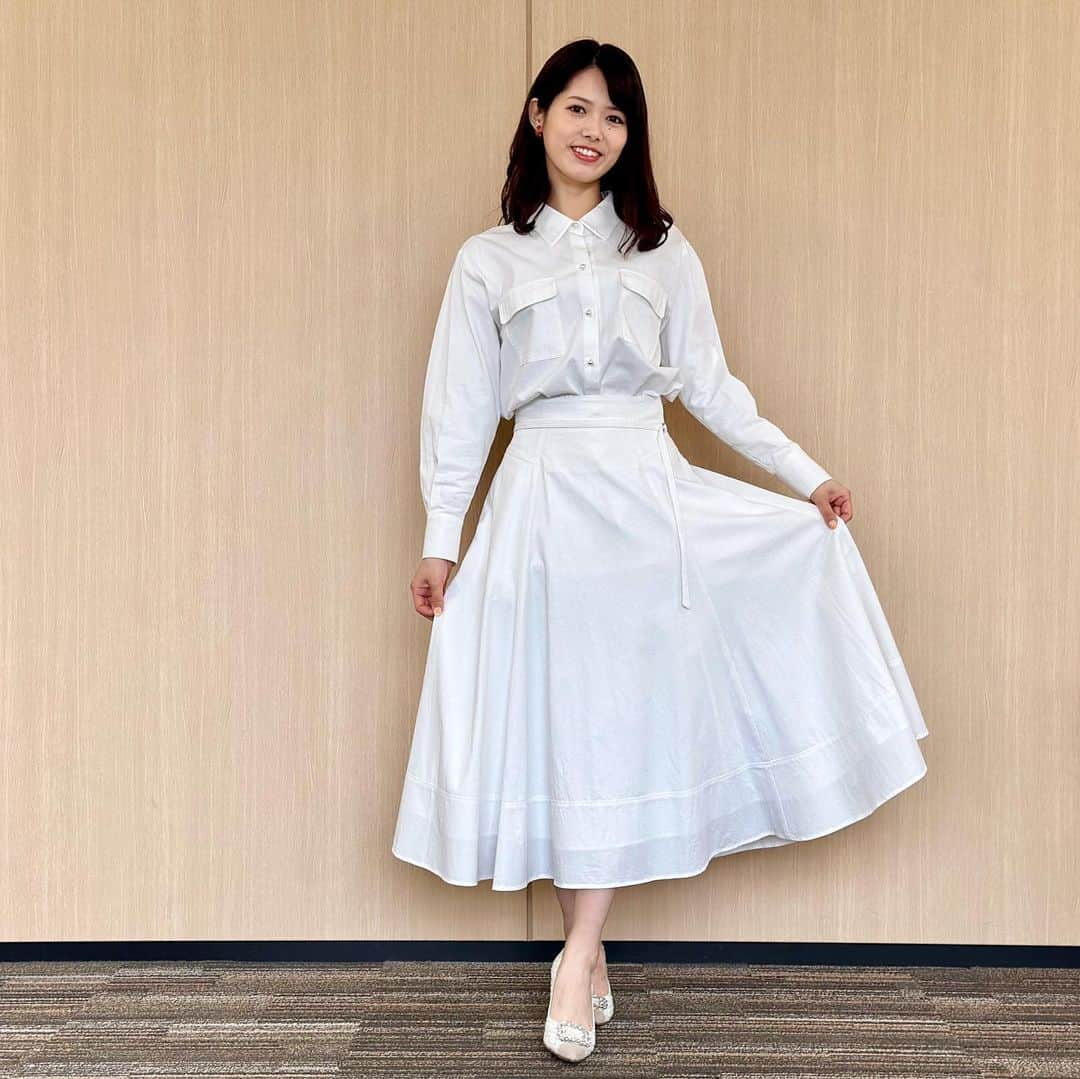 フジテレビ「めざましテレビ」さんのインスタグラム写真 - (フジテレビ「めざましテレビ」Instagram)「ファッション雑誌CanCamとコラボした お天気コーナー「きょう何着て行く？」 谷尻萌のコーデを紹介♪  5月12日（金）  【今日のコーデ】 ・コート[ベルト付き]→ @resexxy_official 1万2100円 ・シャツ･ワンピース[セット]→ @apuweiser_official 2万6400円 ・靴→ @kanematsu_official 3万9600円  ・イヤリング→ @anemone_official 1980円  【コーデのポイント】 上品なシャツ＆フレアスカートのセットアップ⚡️クリアホワイトも相まって、清潔感のある好印象なイメージに🌈少し肌寒い朝晩は、ピンクブラウンのコートをはおって防寒対策を🧸  #めざましテレビ #きょう何着て行く？ #谷尻萌 #今日のコーデ #コーデ #CanCam #今日のファッション#ootd #きょう何着て行く？は月〜金朝6時22分ごろ放送📺 #もえちゃん #きれいめコーデ #きれいめカジュアル #大人コーデ #ホワイトコーデ #オフィスカジュアル #上品コーデ #アナウンサー衣装」5月13日 17時25分 - mezamashi.tv