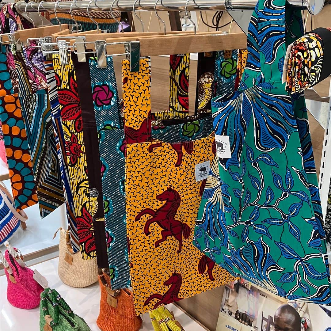 daimarusapporoさんのインスタグラム写真 - (daimarusapporoInstagram)「元気をもらえるアフリカのデザイン🌞 2階 婦人洋品売場で〈シクンジェマ〉POP UPを開催中🌈  店頭には、思わず目を奪われるカラフルなアイテムがずらり👀 アフリカで作られたテキスタイルのスカートやかごバッグ、動物たちをモチーフにした雑貨などがそろいました。  一番のおすすめは、アフリカで作られたテキスタイルのスカート。 幾何学模様や植物など、豊富な柄とカラーは見ていてとても楽しいです🥰  ちょっと派手かも？と思うのですが、 「同系色のトップスを合わせるのがおすすめです😉」とのこと(1枚目)。 確かに、まとまりが出てぱっと目を引くすてきな組み合わせです。  これからの季節は、パワーをもらえる色や柄に惹かれますよね……😌 ぜひ店頭でお気に入りのデザインに出会ってください🌈  ※5/16(火)まで  #大丸札幌 #シクンジェマ #アフリカ布 #アフリカ雑貨 #柄スカート #夏コーデ #エスニックコーデ #カラフルコーデ」5月13日 17時33分 - daimarusapporo