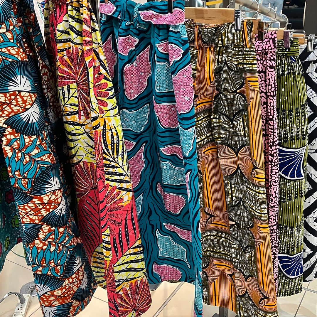 daimarusapporoさんのインスタグラム写真 - (daimarusapporoInstagram)「元気をもらえるアフリカのデザイン🌞 2階 婦人洋品売場で〈シクンジェマ〉POP UPを開催中🌈  店頭には、思わず目を奪われるカラフルなアイテムがずらり👀 アフリカで作られたテキスタイルのスカートやかごバッグ、動物たちをモチーフにした雑貨などがそろいました。  一番のおすすめは、アフリカで作られたテキスタイルのスカート。 幾何学模様や植物など、豊富な柄とカラーは見ていてとても楽しいです🥰  ちょっと派手かも？と思うのですが、 「同系色のトップスを合わせるのがおすすめです😉」とのこと(1枚目)。 確かに、まとまりが出てぱっと目を引くすてきな組み合わせです。  これからの季節は、パワーをもらえる色や柄に惹かれますよね……😌 ぜひ店頭でお気に入りのデザインに出会ってください🌈  ※5/16(火)まで  #大丸札幌 #シクンジェマ #アフリカ布 #アフリカ雑貨 #柄スカート #夏コーデ #エスニックコーデ #カラフルコーデ」5月13日 17時33分 - daimarusapporo