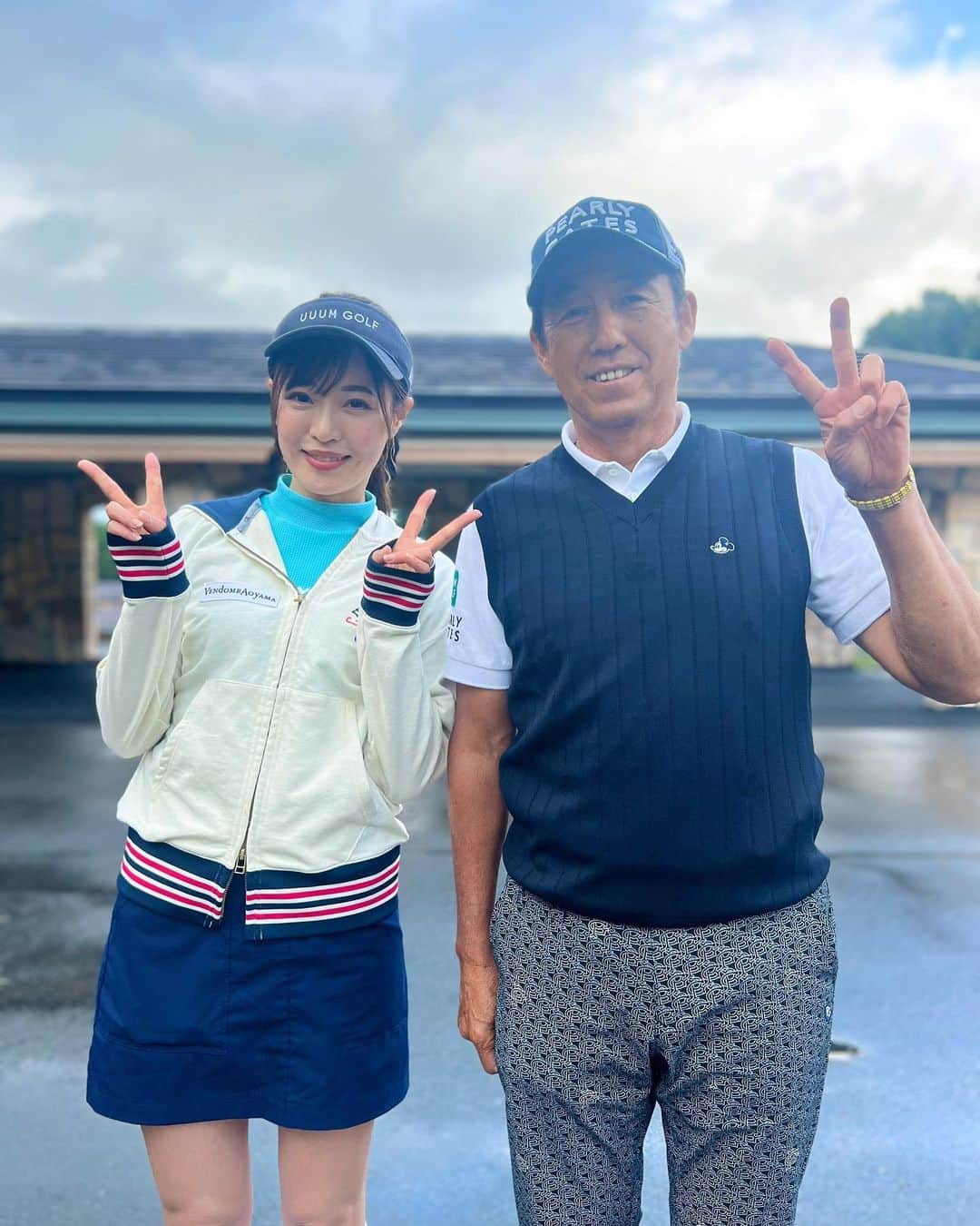 高橋としみのインスタグラム：「芹澤プロのピース珍しい✌️笑 昨日は雨の中撮影してきました😊 公開楽しみにしててください✨✨  さて！ いよいよ明日はゴルフェスです😊 浅見ゴルフクラブで開催します！！ 誰でもみに来れますので、ぜひ遊びにきてください！  私は芹澤プロと大西ライオンさんと同じチーム 100万円目指してがんばります🏌️‍♀️  そしてこの後、18時からuuum golf生配信！ 皆さん見てくださーーーい♥️ #ゴルフ#ゴルフ女子#golf#ゴルフ好きと繋がりたい#ゴルフウェア#チャンピオンゴルフ#」
