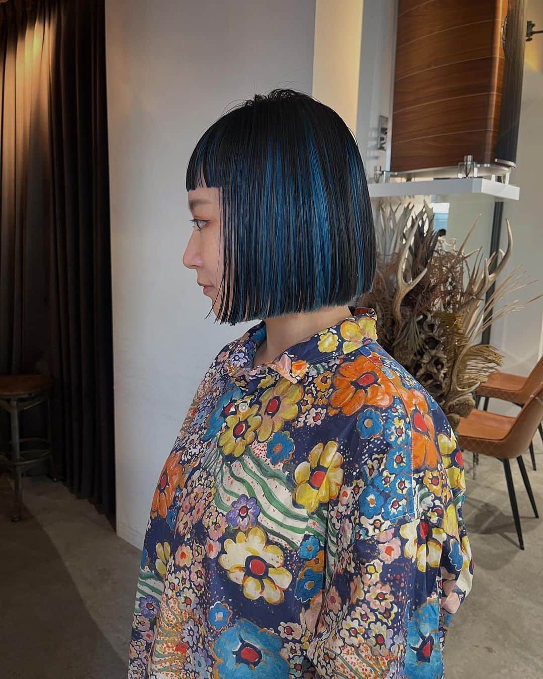 佐々木香奈のインスタグラム：「black × blue  cut ¥6600 cut&color ¥13200〜 cut&w color ¥19800〜 cut&highlight color ¥20900〜 cut&purm ¥13200〜 cut&digitalperm ¥17600〜 cut&straight perm ¥22000〜 cut &straight treatment ¥19800〜  ☝︎レングスやデザインによって 追加料金あり  weekday  10:00-16:00 sat.sunday  10:00-17:30」
