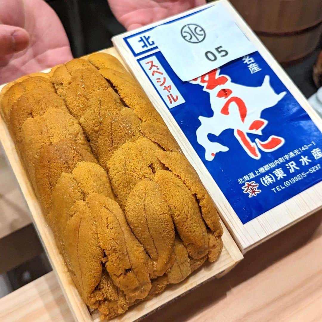 大見さなえさんのインスタグラム写真 - (大見さなえInstagram)「西麻布『利崎』🍣5月12日オープン🎊 奥渋に本店を構え、予約が取れない人気店！ ⁡ 2号店に青山、3号店に恵比寿、 そして今回4号店が西麻布に登場🐥✨ ⁡ 伝統的な江戸前寿司をもっと気軽に 多くの人に味わっていただきたいとのことで おまかせコース1本のみ！15,000円(税込) ⁡ つまみと握りがバランスよく20品ほどでてくる！ つまみは毛蟹やふぐの焼き白子、 鮑は肝付きで追い飯でまぜまぜ🤤🍚 ⁡ 握りものどくろや、甘くねっとり白いか、 とろけるイワシなど。どれも最高だった。 ⁡ この日は特別に雲丹も出してくださった🥺💓 ⁡ お店の方も気さくな方で 気を張らずにお鮨に楽しめる🍣 ⁡ 店舗によって料金も違うそうなので 用途に合わせて、友達とやデート 回らないお鮨デビューにも良さそう🙆‍♀️ ⁡ ーーーーーーーーーーーーーーーーーーーーーー おまかせコース📝 15,000円(税込) •じゅんさいとバフンウニ •桜鱒 燻製 •噴火湾 毛蟹 •カラスミと太刀魚 •春子鯛 •イワシ •ハマグリ •フグの白子 •金目鯛 酒蒸し •蒸し鮑 肝 •塩釜 まぐろ 漬け •塩釜 まぐろ 中トロ •ノドグロ •ボタン海老  •雲丹 •穴子 •赤だし •玉子 •かんぴょう巻き •トロタク ーーーーーーーーーーーーーーーーーーーーー エリア 西麻布 予算  15,000円〜20,000円 オススメ　イワシ ーーーーーーーーーーーーーーーーーーーーー #鮨利崎 #鮨利崎西麻布 #鮨 #西麻布鮨 #江戸前寿司 #めぐログ_西麻布 #めぐログ_鮨 #おすし #すし #寿司 #西麻布グルメ #西麻布ディナーnewopen #japanesefood」5月13日 17時31分 - tabe_megumi