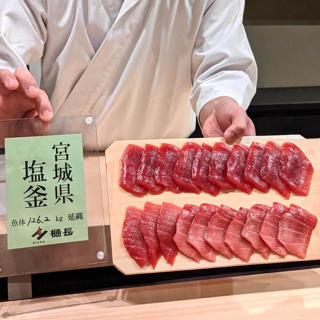 大見さなえさんのインスタグラム写真 - (大見さなえInstagram)「西麻布『利崎』🍣5月12日オープン🎊 奥渋に本店を構え、予約が取れない人気店！ ⁡ 2号店に青山、3号店に恵比寿、 そして今回4号店が西麻布に登場🐥✨ ⁡ 伝統的な江戸前寿司をもっと気軽に 多くの人に味わっていただきたいとのことで おまかせコース1本のみ！15,000円(税込) ⁡ つまみと握りがバランスよく20品ほどでてくる！ つまみは毛蟹やふぐの焼き白子、 鮑は肝付きで追い飯でまぜまぜ🤤🍚 ⁡ 握りものどくろや、甘くねっとり白いか、 とろけるイワシなど。どれも最高だった。 ⁡ この日は特別に雲丹も出してくださった🥺💓 ⁡ お店の方も気さくな方で 気を張らずにお鮨に楽しめる🍣 ⁡ 店舗によって料金も違うそうなので 用途に合わせて、友達とやデート 回らないお鮨デビューにも良さそう🙆‍♀️ ⁡ ーーーーーーーーーーーーーーーーーーーーーー おまかせコース📝 15,000円(税込) •じゅんさいとバフンウニ •桜鱒 燻製 •噴火湾 毛蟹 •カラスミと太刀魚 •春子鯛 •イワシ •ハマグリ •フグの白子 •金目鯛 酒蒸し •蒸し鮑 肝 •塩釜 まぐろ 漬け •塩釜 まぐろ 中トロ •ノドグロ •ボタン海老  •雲丹 •穴子 •赤だし •玉子 •かんぴょう巻き •トロタク ーーーーーーーーーーーーーーーーーーーーー エリア 西麻布 予算  15,000円〜20,000円 オススメ　イワシ ーーーーーーーーーーーーーーーーーーーーー #鮨利崎 #鮨利崎西麻布 #鮨 #西麻布鮨 #江戸前寿司 #めぐログ_西麻布 #めぐログ_鮨 #おすし #すし #寿司 #西麻布グルメ #西麻布ディナーnewopen #japanesefood」5月13日 17時31分 - tabe_megumi