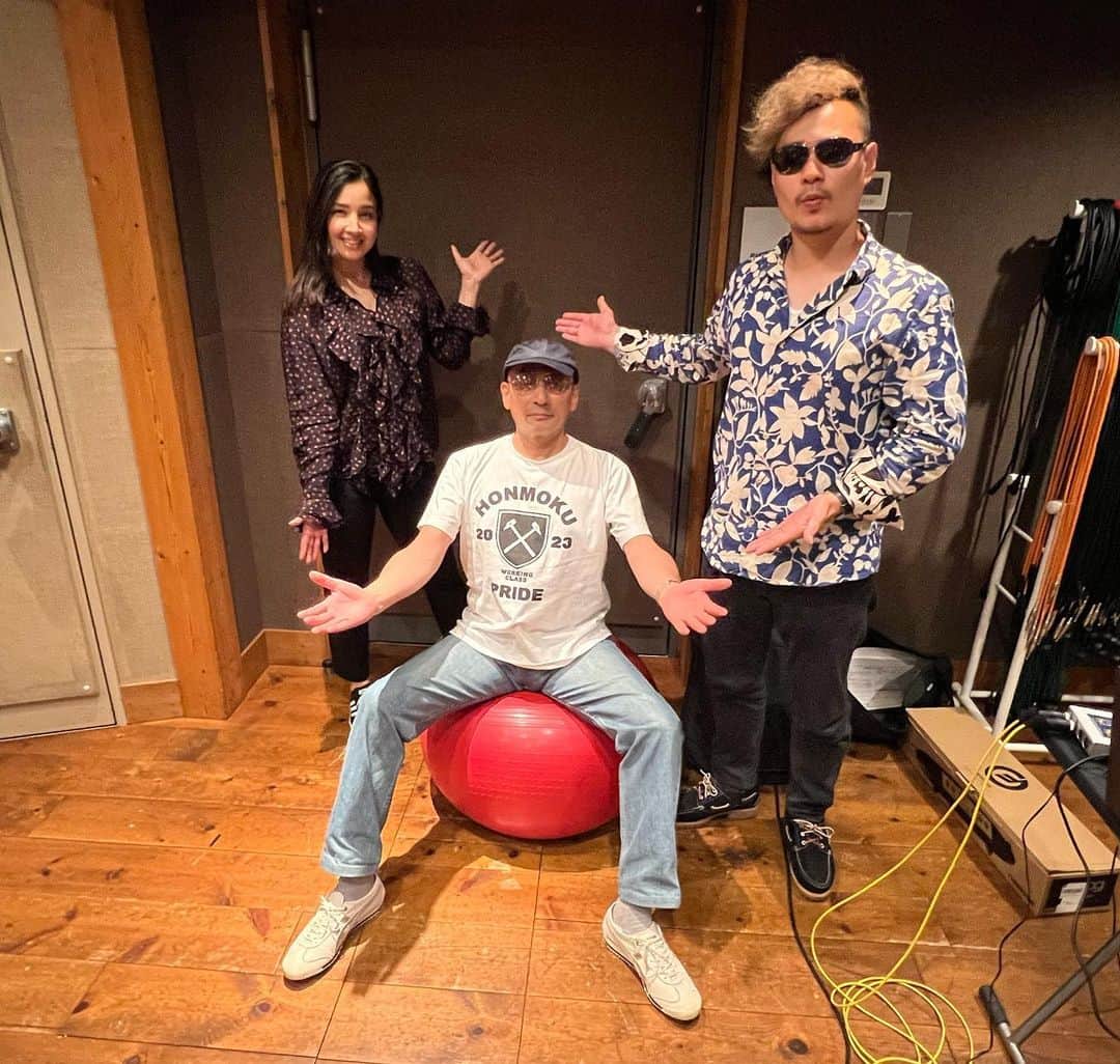 クレイジーケンバンド【公式】のインスタグラム：「アイシャちゃんのコーラス、Park君のテルミンなど色々進んでおります。  byスタッフ  #クレイジーケンバンド #crazykenband #横山剣 #Ayesha #gurasanpark #recording #newalbum  #dutchmamastudio #なぜか剣さんが小さく見える現象」