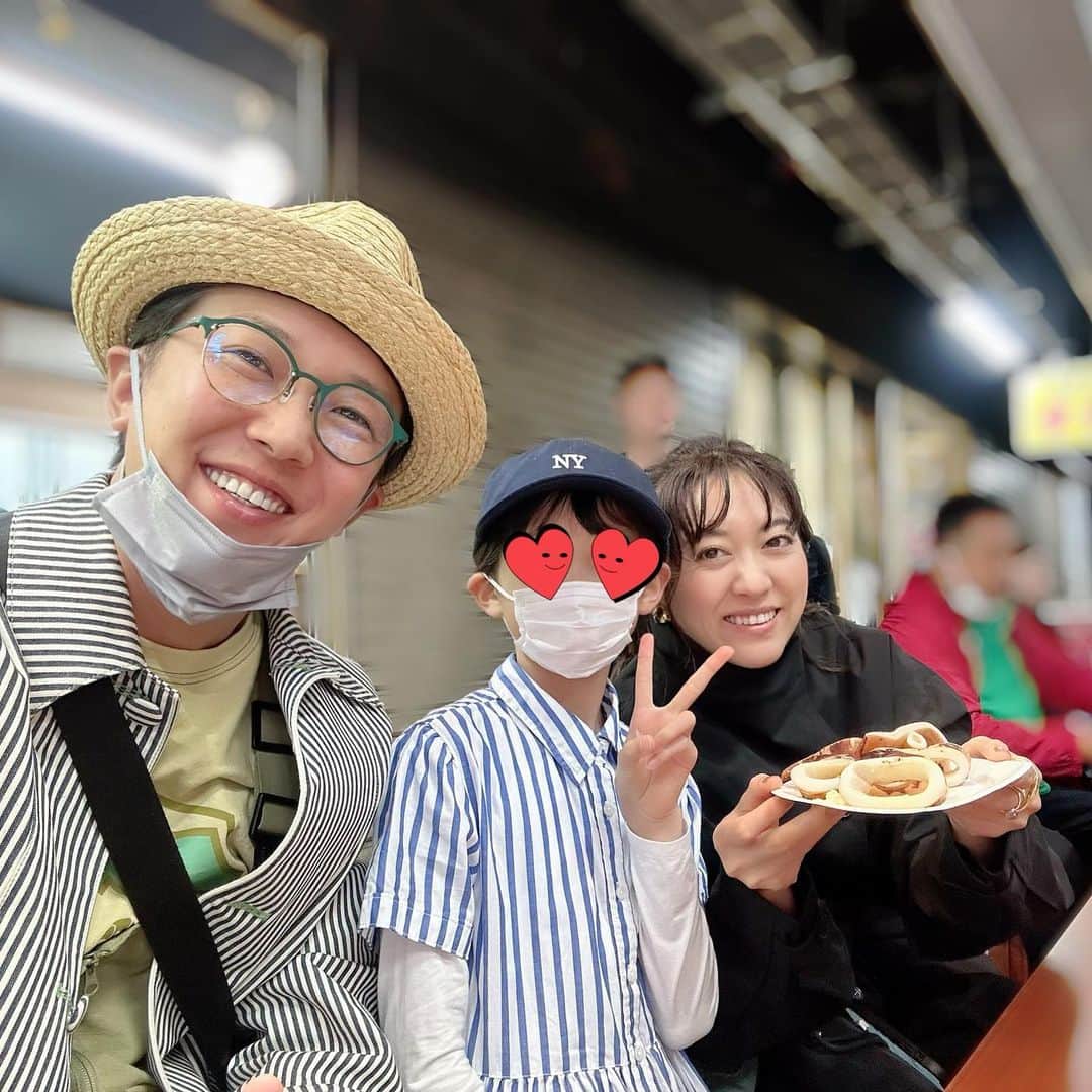 金子貴俊のインスタグラム：「今日はお兄ちゃんは学校なので、休みの娘のランチリクエストが「お寿司を食べたい！」という事だったので、妻と娘と3人で築地へ！ 海鮮焼き食べて、築地散策して、 お寿司屋さんへ 絶品お寿司に娘も驚きの表情！ 築地の活気にも驚く娘が可愛かった(^^) 昔ながらの東京の文化に触れる事も子供にとっては新鮮でとてもいい経験ですね。 刃物屋さんに並ぶ型がとっても可愛くて、 乙女心にスイッチオン！ 娘も築地がとっても気に入ったようでなにより。また、今度は家族全員で行きたいなぁー。」