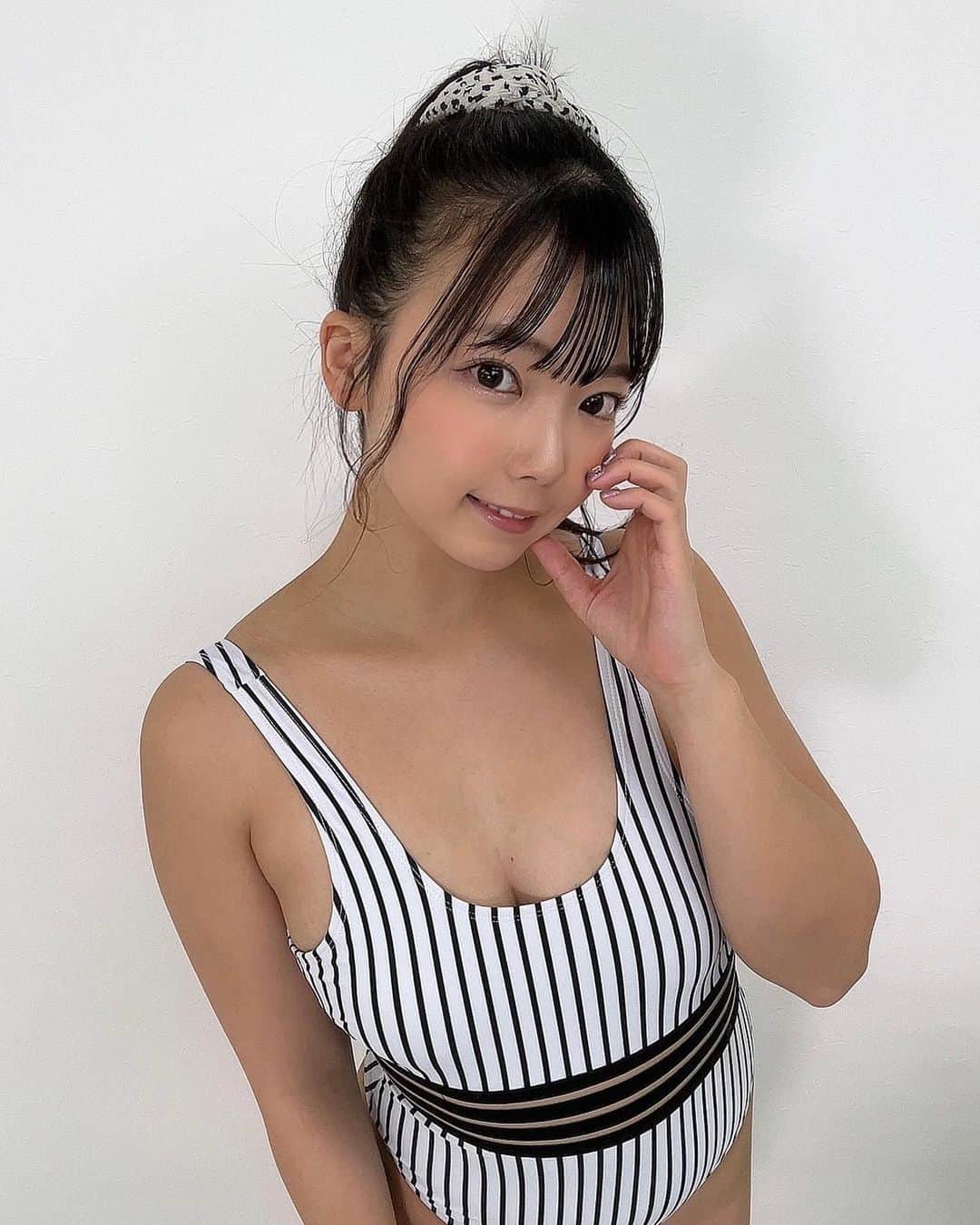 のインスタグラム：「.  撮影会ありがとうございました♡ みんなに会えて嬉しかったです💎  大阪から日帰りで来てくれた方もいてとっても嬉しかったです！♡  今月はあと24日東京でありますが 今のところ満枠頂いているので 6月11日のプール撮影会に きてもらえたら嬉しいです💎  プールで個撮なので超楽しみ！ よろしくお願いします♡  #グラビア #グラビアアイドル」