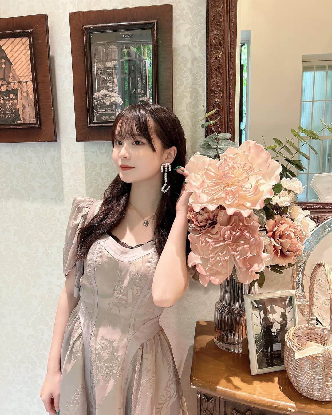 桜さんのインスタグラム写真 - (桜Instagram)「初結婚式行ってきた㊗️♡  まじで素敵すぎた.... てか結婚してええぇえって心から思った 全然出来るかも分かんないのに、私だったら誰呼ぼうかなとか沢山妄想してニヤニヤしてました👨🏽💕」5月13日 17時39分 - sakura_0808_