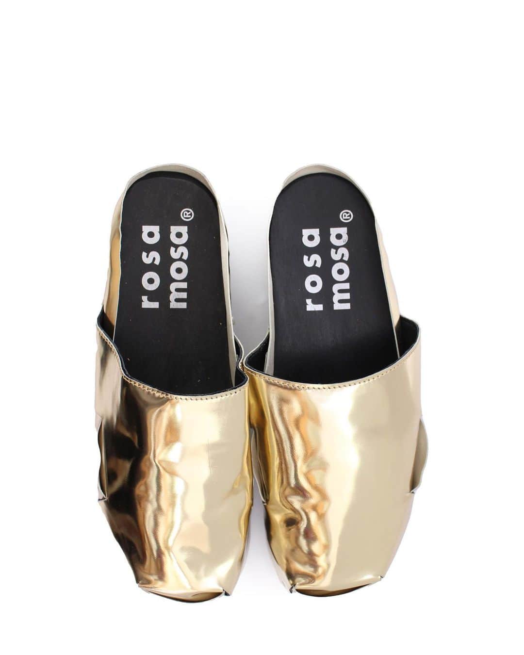 ロサモサさんのインスタグラム写真 - (ロサモサInstagram)「Daytime Sparkle ✨  + A selection of shoes and sandals for S23 come in our NEW MIRROR leather  + #🪞 #🪩 + Donau Shake Diamond Ziczac + find them all online or at our Vienna Shop + #rosamosa #rosamosavienna #mirrorleather #mirrorshoes #sparklingshoes #kirakira #shinyshoes #discoshoes #madeinvienna #madewithlove #consciouslymade #lovelovelove + photo @nekomunikata  styling @svilasvila  model @marijastrajnic」5月13日 17時49分 - rosamosavienna