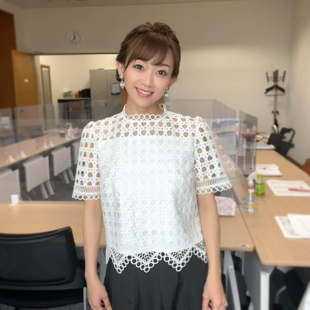 岡部玲子さんのインスタグラム写真 - (岡部玲子Instagram)「本日の衣装とヘアアレンジ✨  白のトップスが パキッとした白とお袖の形が とても素敵でした🥹  イヤリングもキラキラユラユラ 綺麗でしたよ〜っ✨  すごく好みでした💛  ヘアアレンジは 毎回後ろ姿の写真を撮って驚く 芸術作品でした🥹今日も✨  🏇は  #おもいっきりマイナス  毎週言っていますけれど 明日頑張ります(笑)。  お隣の吉原キャスターは この春、すごく調子がいい気がする🥹  羨ましい…‼️  私もそろそろ当てないと💪  皆様もニコニコな週末をお過ごしください😉  今日もご視聴頂きました皆様✨ ありがとうございました🙏✨  あ…今日の衣装…  ソダシカラーだ😳  #岡部玲子 #タレント　#レポーター　#競馬キャスター　#競馬　#グリーンチャンネル　 #生放送　#競馬中継　#衣装　#ヘアアレンジ　#アクセサリー　#ヴィクトリアマイル　#tvshow #dress #hairarrange #accessories #🏇」5月13日 17時50分 - reiko_okabe