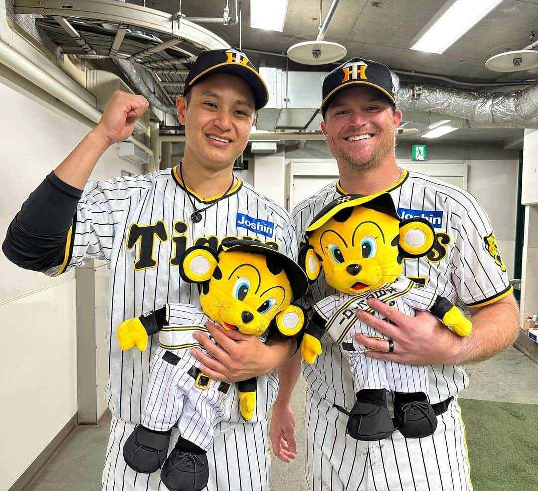 阪神タイガースさんのインスタグラム写真 - (阪神タイガースInstagram)「今日のヒーローは大竹選手とノイジー選手です！ #今日のヒーロー  #大竹耕太郎 選手 #5勝目  #シェルドンノイジー 選手 #初ヒーロー  #TORACO #TORACODAY #阪神タイガース  #ARE」5月13日 17時50分 - hanshintigers_official