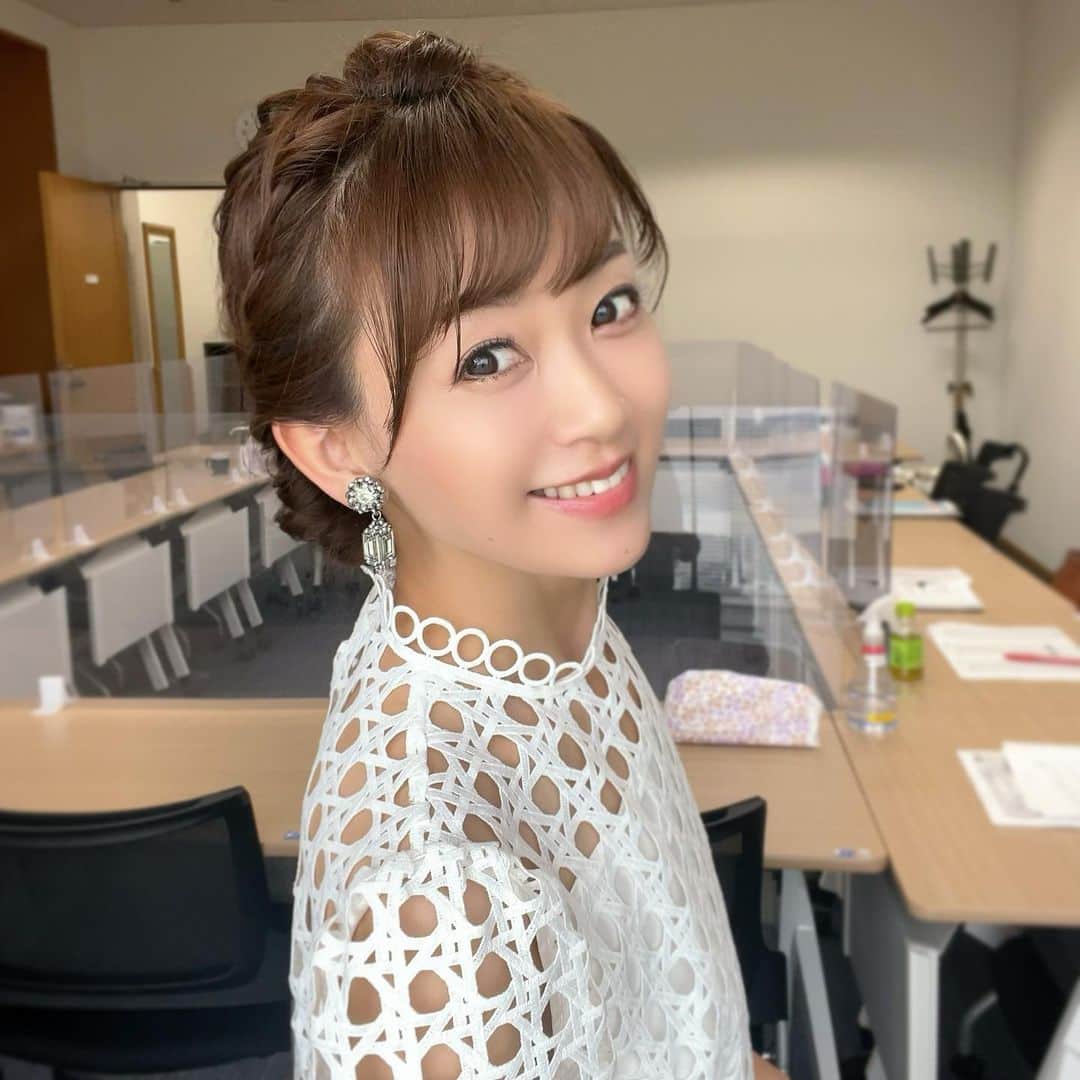 岡部玲子のインスタグラム：「本日の衣装とヘアアレンジ✨  白のトップスが パキッとした白とお袖の形が とても素敵でした🥹  イヤリングもキラキラユラユラ 綺麗でしたよ〜っ✨  すごく好みでした💛  ヘアアレンジは 毎回後ろ姿の写真を撮って驚く 芸術作品でした🥹今日も✨  🏇は  #おもいっきりマイナス  毎週言っていますけれど 明日頑張ります(笑)。  お隣の吉原キャスターは この春、すごく調子がいい気がする🥹  羨ましい…‼️  私もそろそろ当てないと💪  皆様もニコニコな週末をお過ごしください😉  今日もご視聴頂きました皆様✨ ありがとうございました🙏✨  あ…今日の衣装…  ソダシカラーだ😳  #岡部玲子 #タレント　#レポーター　#競馬キャスター　#競馬　#グリーンチャンネル　 #生放送　#競馬中継　#衣装　#ヘアアレンジ　#アクセサリー　#ヴィクトリアマイル　#tvshow #dress #hairarrange #accessories #🏇」