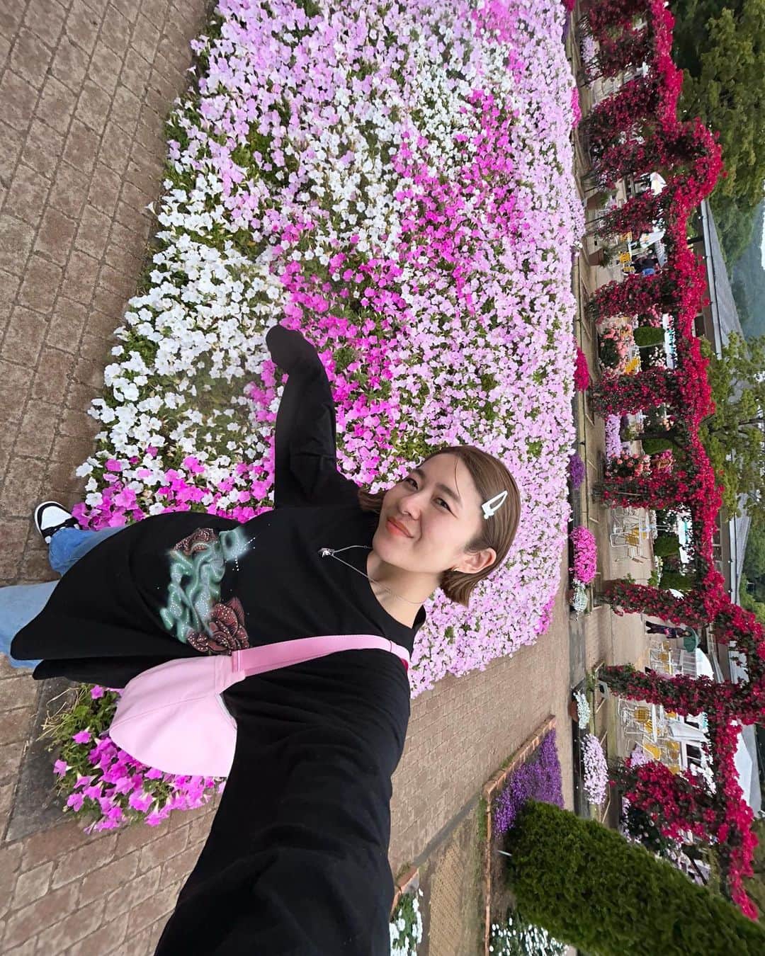 Little Sunny Biteのインスタグラム：「大好きな地元の素敵なスポット @ashikaga_flower_park 🌷🌹 みんなわざわざ行くほど素晴らしくて広い😳 今年は藤棚が早く終わっちゃったみたい🥹だけど、たくさんの薔薇といっぱいの種類のお花が見られましたよん✨  #ashikagaflowerpark   top @tuewid  bag @minitmute」