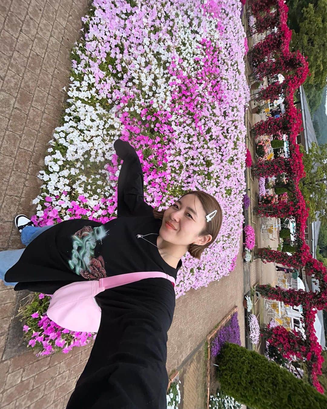 のインスタグラム：「大好きな地元の素敵なスポット @ashikaga_flower_park 🌷🌹 みんなわざわざ行くほど素晴らしくて広い😳 今年は藤棚が早く終わっちゃったみたい🥹だけど、たくさんの薔薇といっぱいの種類のお花が見られましたよん✨  #ashikagaflowerpark   top @tuewid  bag @minitmute」