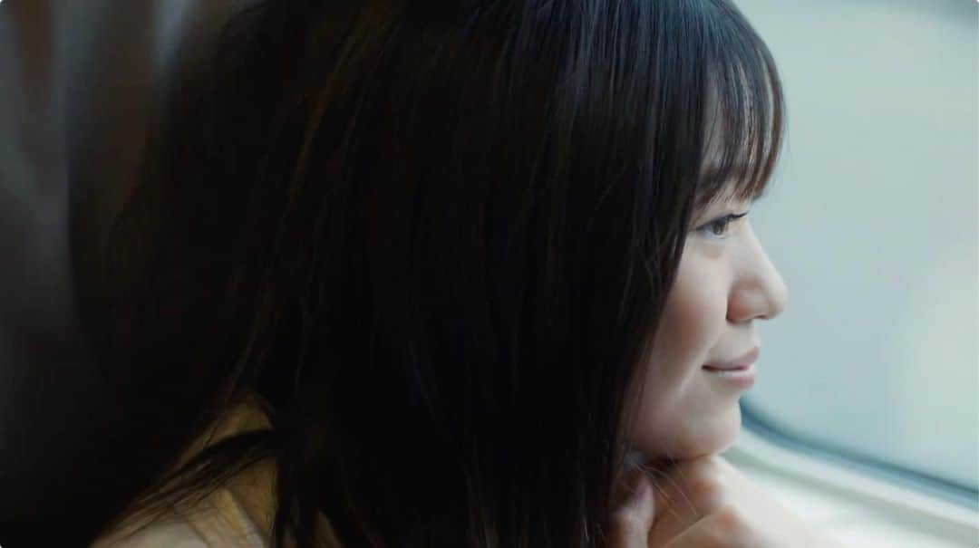 のインスタグラム：「お知らせ。 JR東日本CM「自分の世界に、まだない場所へ。」  東北へ編 出演しています。 青森、秋田、岩手、宮城、福島、山形。東北地方が魅せる色々な表情をこのCMを通して見せて貰いました。スタッフの皆さんと、実際本当に楽しく旅をした気持ちのままが映っています。また心自由に旅に行ける日々が戻って来た喜びを、このCMで分かち合えたら。 JR構内や映像で、是非ご覧下さい！ #JR東日本　  https://youtu.be/mhY29xi_Uyw」