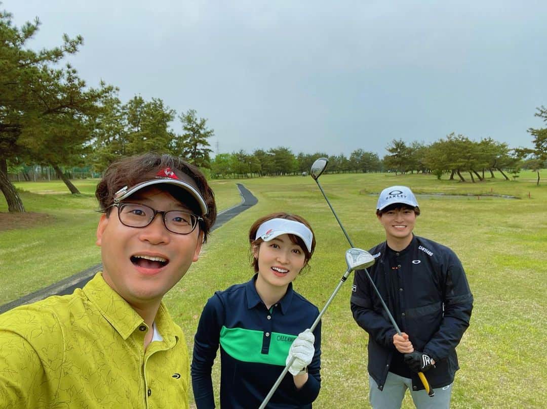 松田愛里のインスタグラム：「珍ミス連発、雨強まる 先輩後輩と 爆笑珍道中⛳️  #後輩のプレーを実況してくれる先輩 #ゴルフ初心者 #🔰 #ゴルフ #香川」