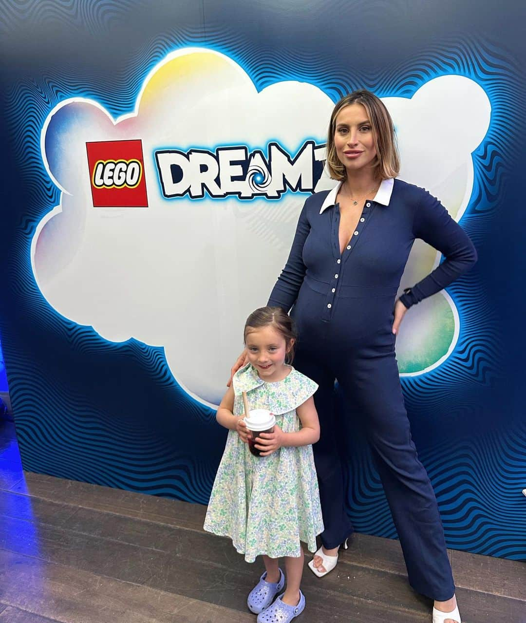 ファーン・マッキャンさんのインスタグラム写真 - (ファーン・マッキャンInstagram)「We had the BEST time at the LEGO DREAMZzz premiere! ____________________________________ The new LEGO DREAMZzz series is inspired by children’s dreams and launches on the @lego Youtube on 15 May. Check it out!   #LEGODREAMZzz #LEGO #imagination #advertisement」5月13日 17時44分 - fernemccann