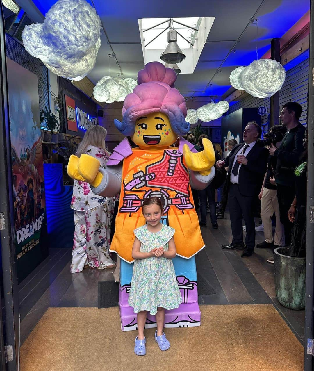 ファーン・マッキャンさんのインスタグラム写真 - (ファーン・マッキャンInstagram)「We had the BEST time at the LEGO DREAMZzz premiere! ____________________________________ The new LEGO DREAMZzz series is inspired by children’s dreams and launches on the @lego Youtube on 15 May. Check it out!   #LEGODREAMZzz #LEGO #imagination #advertisement」5月13日 17時44分 - fernemccann