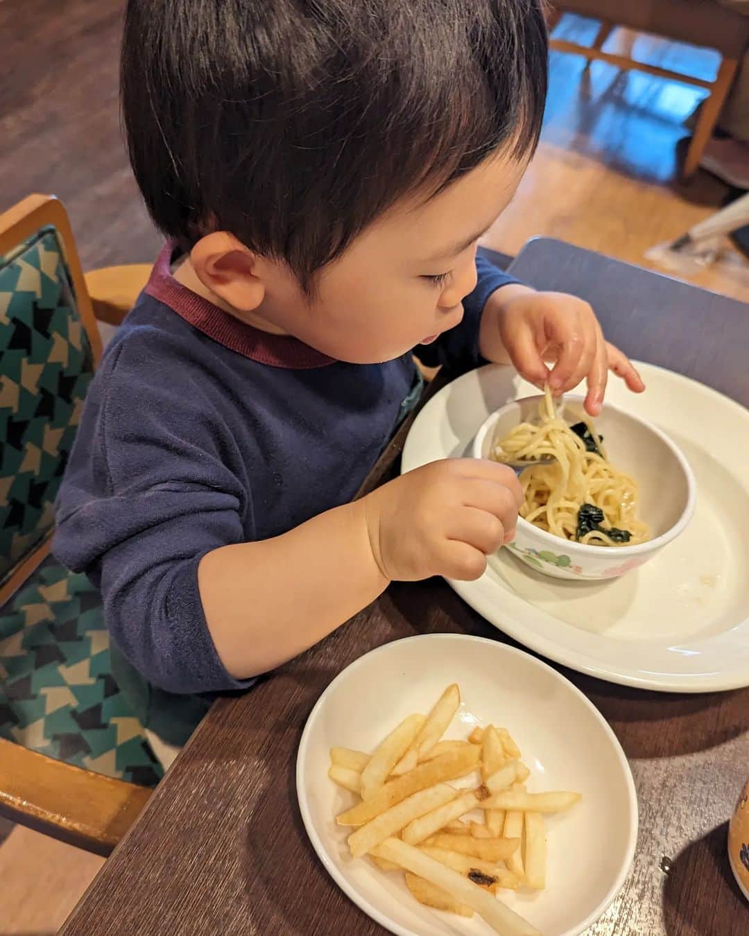 良田麻美さんのインスタグラム写真 - (良田麻美Instagram)「母も休日🙇‍♀️💦  日々のご飯作りって以外と一番大変😅💦  食べるの大好きな私は、食べたい物がすぐに浮かぶけど、息子の食べたいを叶えるのは中々まだまだ難しい😅💦  そして、たまには？でもないけど母も少しは家事からの開放を😚✨  バーミヤン🍜有難う。  あなたは優秀です👏🎉🎉  #子育て奮闘記 #一歳児男子 #イヤイヤ期  #バーミヤン #キッズメニュー」5月13日 17時45分 - asamiset