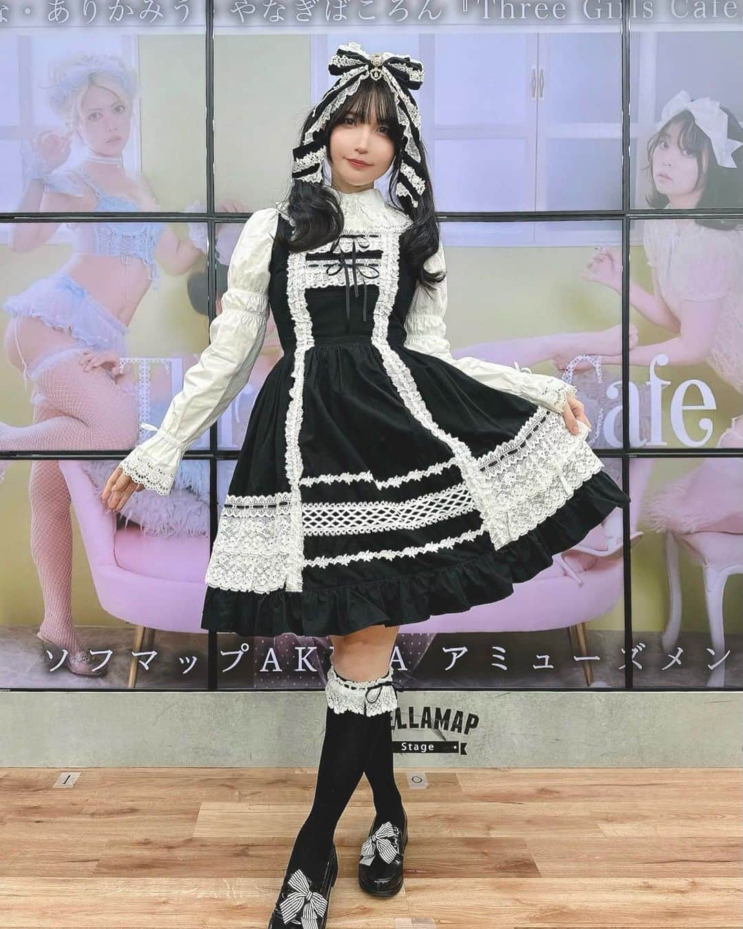 あまつ様のインスタグラム：「🎀 ⁡ ⁡ 『Three Girls Cafe』 発売記念イベントありがとうございました✨ ⁡ ⁡ 普段はあまりお会いする機会のないお客様とお会いできて嬉しかったです☺️ ⁡ もちろんいつも会いに来てくれるファンのみんなとも 初めて来てくれたファンの方とも ⁡ お会いできて本当に嬉しかったです🤍🤍 ⁡ ⁡ 対面も、オンラインも会いに来てくれてありがとう！ ⁡ ⁡ ⁡ #あまつまりな #あまつ様 #私服 #ありかみう #やなぎばころん #グラビア #ロリィタ」