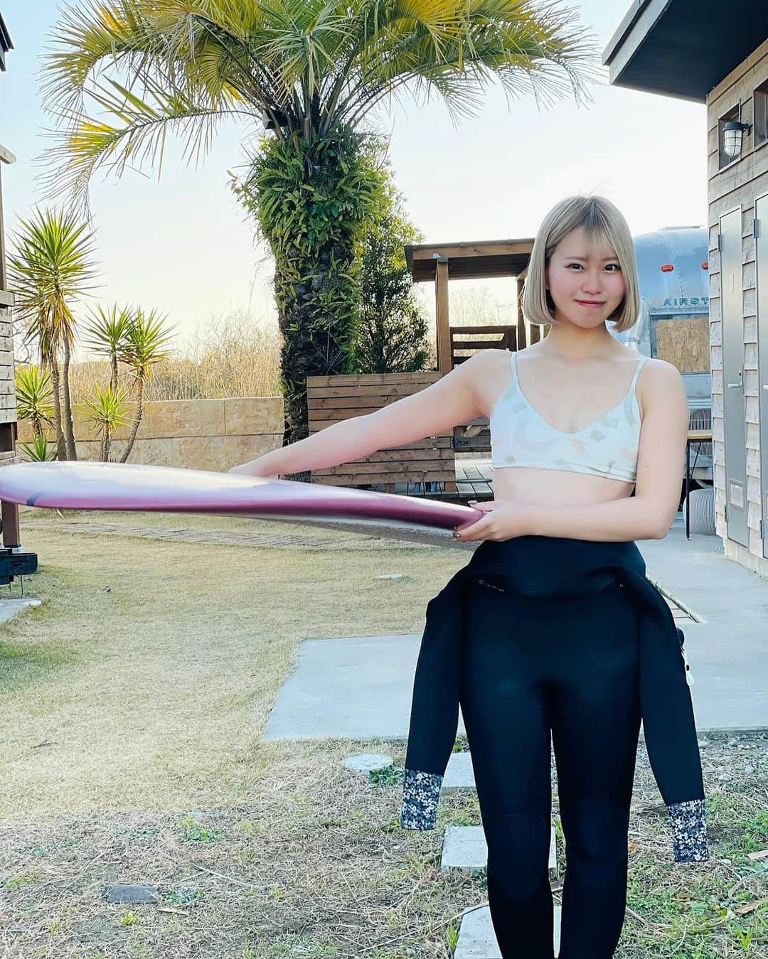 牧野広実のインスタグラム：「⑅◡̈*  　　　　　 夏が待ち遠しい…🍉　　　 きっと今年もめちゃくちゃ日焼けするだろうなあ！笑　　　　 衣装似合うくらいの黒さまでに抑えよう⚡️  　　　　　　 　　　　　 #surfing #surfgirl #surfboard #toddpinder #mellowwetsuits #searoomlynn #サーフィン #サーフィン女子」