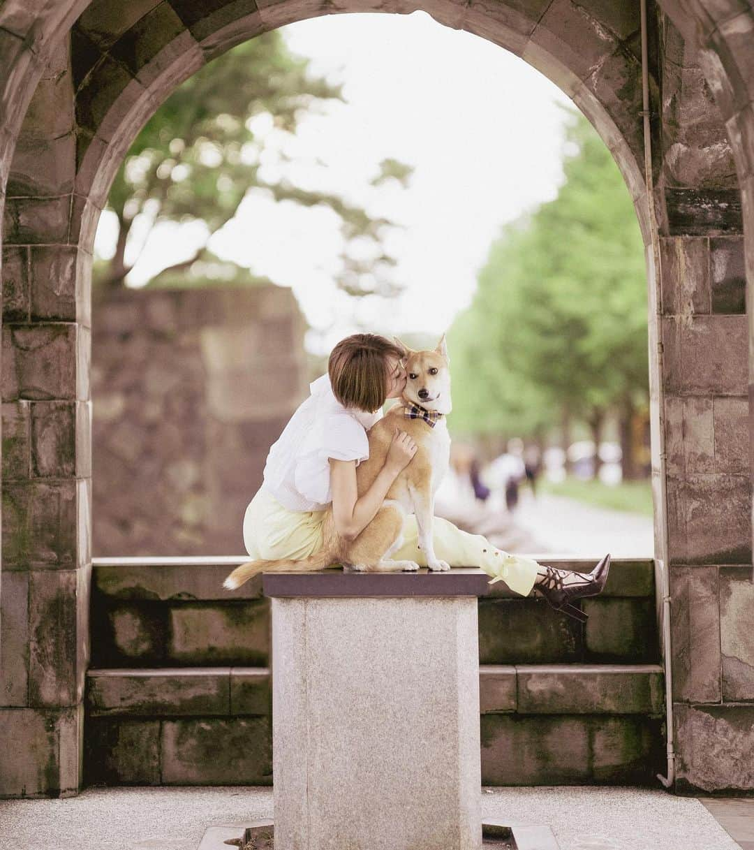 粕谷聡子のインスタグラム：「今日は #愛犬の日 🐾 生まれつき耳が聞こえないけど、その分私の気持ちを汲み取っていつも側で見守っててくれるさとしくん🐕✨マイペースで塩対応なあなたがこれからもずっと大好き💕いつまでも元気で幸せでいてくれます様に…🧡💛  Satoshi, you were born unable to hear, but you've always been there by my side, intuitively understanding my feelings. Your calm demeanor and unique way of interacting have a charm that I will never cease to love. Thank you for being born, for being part of my life♡♡♡ _____________________________________Satoko___★* #tokyo #japan #dancer #댄서 #気象予報士 #weatherforecaster #nodancenolife #スポーツ女子 #workout #fitness #fitgirl #abs #japanese #satokokasuya #粕谷聡子」