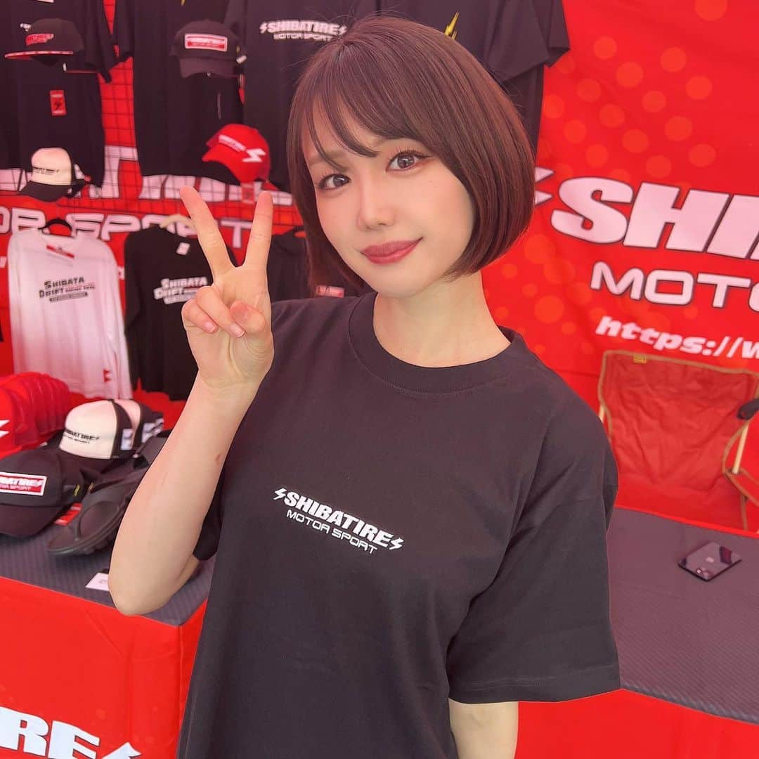 新唯さんのインスタグラム写真 - (新唯Instagram)「SHIBATIREブースにて販売中です♡  シャツやトレーナー、靴、ステッカーの他にも沢山！！ガチャガチャもあるので気軽に遊びに来てくださいね😊 とってもかわいいグッズが沢山あります💓  こちら私が着ているのはＭサイズです⭐️  是非皆さんゲットしに来てくださいね✊  #shibatire #ドリフト #d1gp #奥伊吹モーターパーク #シバタイヤ #レースクイーン #黒髪ショート #ショートヘア #リングガール #ラウンドガール #あらたゆい #ミスspa」5月13日 17時53分 - arata_yui_