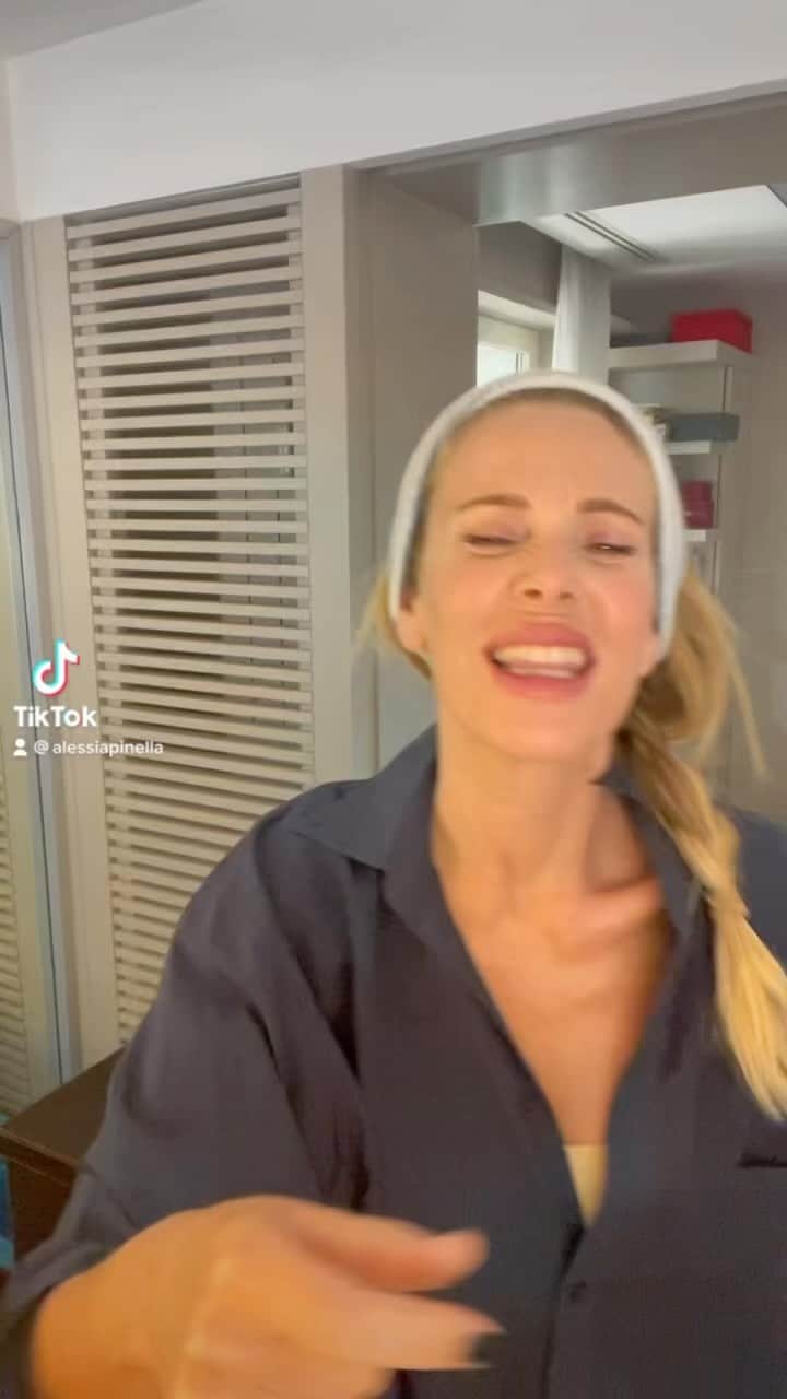 Alessia Marcuzziのインスタグラム：「Scusate l’euforia di questi gg… ma domani e’ il compleanno di Luce Beauty ed io sono troppo felice!!! E le sorprese per voi sono ancora tante💚 @lucebyalessiamarcuzzi」