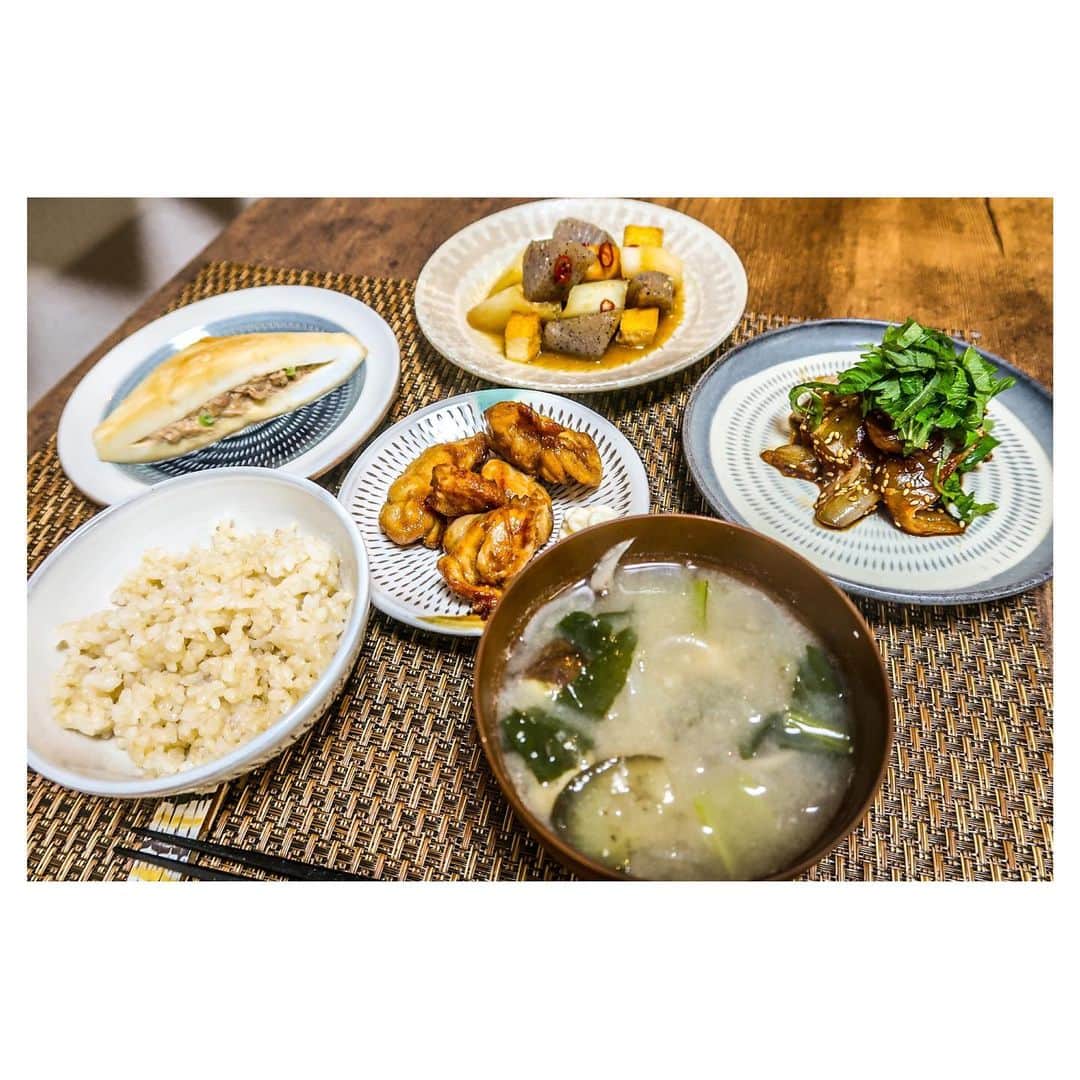 江口雅也のインスタグラム：「趣味は気の合う仲間と飲む事と、スーパーの食材チェックです。インドアバンザイ🙌  御献立 ・胡麻鯛 ・ハンペン麺つゆツナ入り ・こんにゃく厚揚げネギの甘辛　　　　　 　味噌煮 ・唐揚げ ・玄米 ・味噌汁  #cook  #cooking  #japanesefood  #料理男子 #自炊男子 #モデル飯 #雅飯 #小石原焼き #小石原 #とびかんな  #美濃焼 #keyuca  #器のある暮らし  #器のある生活」
