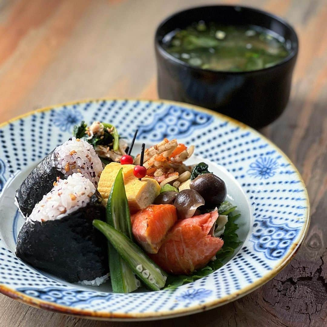 はらぺこのインスタグラム：「娘サン休日遅めの朝ごはん…  ♪ゆかりおにぎり ♪焼き鮭 ♪小松菜とお揚げさんの炊いたん ♪たまご焼き ♪きんぴらごぼう ♪ほうれん草とささみの胡麻和え ♪おくらの煮浸し ♪わかめとほうれん草のお味噌汁  ゴールデンウィーク中に出掛けた 　@sunsui._ さんでの「中田窯展」  も〜どれもこれも可愛いくて迷いまくった末に 何枚か購入した中からどんなお料理にも合いそうな お気に入りの器を使って盛り付けてみました🥰  普段のマンネリ気味な私の常備菜も 中田窯さんの器に盛り付けるだけで 娘サンからめちゃくちゃ美味しそうに見えるやん✨✨ いただきまし✌️  まだあるのでボチボチ使っていこ〜😙  #朝ごはん #お昼ごはん #常備菜 #おばんざい #野菜 #食育 #フーディーテーブル #おうちごはん #おうちごはんlover #おうちカフェ #朝時間 #器 #器好き #うつわ #砥部焼 #中田窯 #山粋 #豊能町 #クロワッサン大人のうつわ部 #うつわ好きと繋がりたい #おにぎり #きんぴらごぼう #お味噌汁  #鮭 #日々の暮らし #丁寧な暮らし #ワンプレート #料理 #家庭料理 #和食」