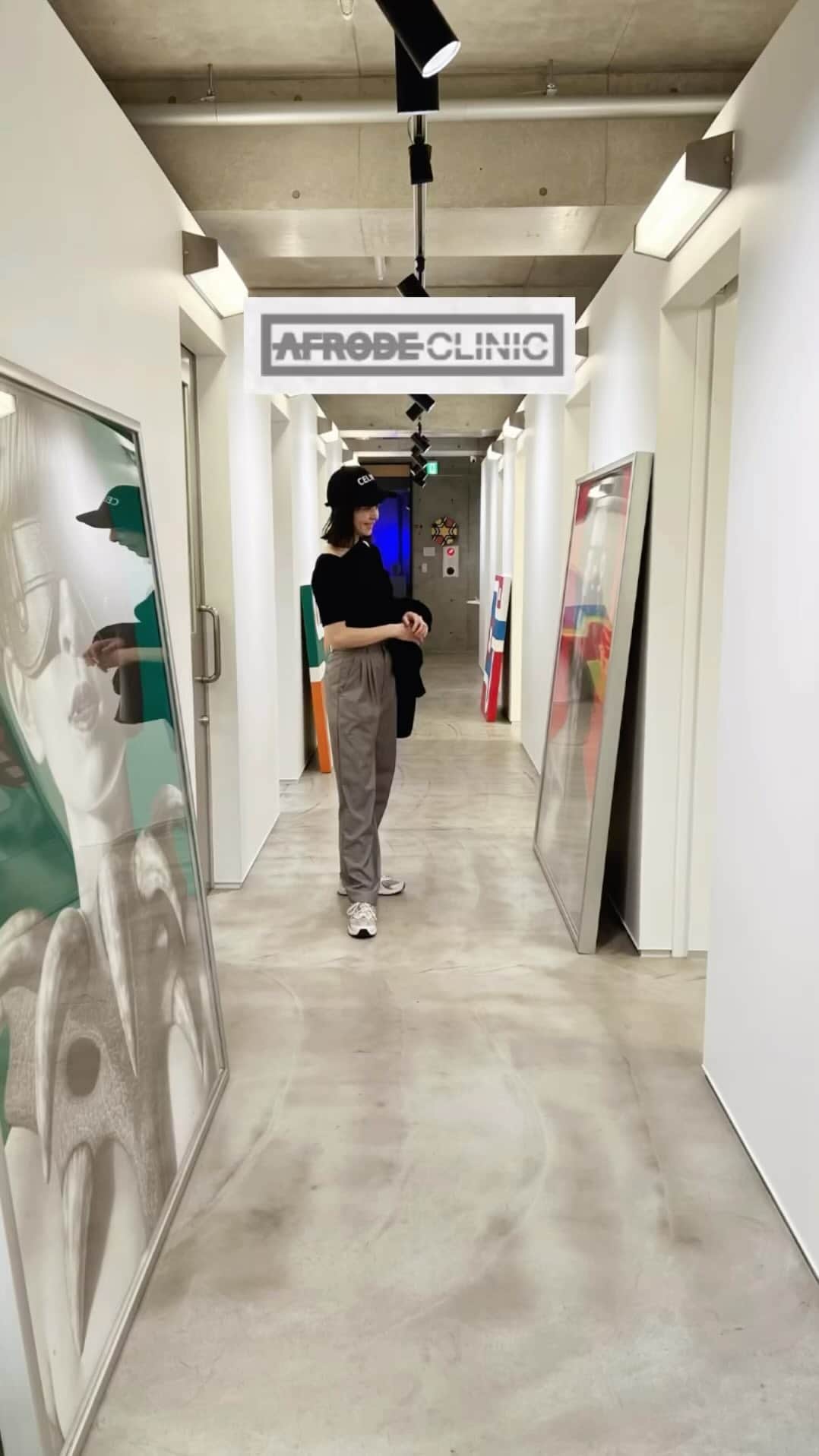 乙黒えりのインスタグラム：「行くだけで気分が上がるアートのアトリエのような場所 @afrode_clinic  アートを処方する、音楽を処方する、などコンセプトが面白い紹介制のクリニックですが、美容施術は一般の予約も開始したそう✨ 高濃度ビタミンC点滴、ダブロゴールドなどもあってそれぞれの悩みに合うレーザーで治療。 マシュマロ肌の美容に詳しい看護師さんが痒い所に手が届く素晴らしい満足度の高い施術をしてくれます。 @afrode_clinic   #睡眠#カイロプラクティック#レーザー #美容施術#脳外科#クリニック#アート @michi___life なんでも相談できる面白い先生」