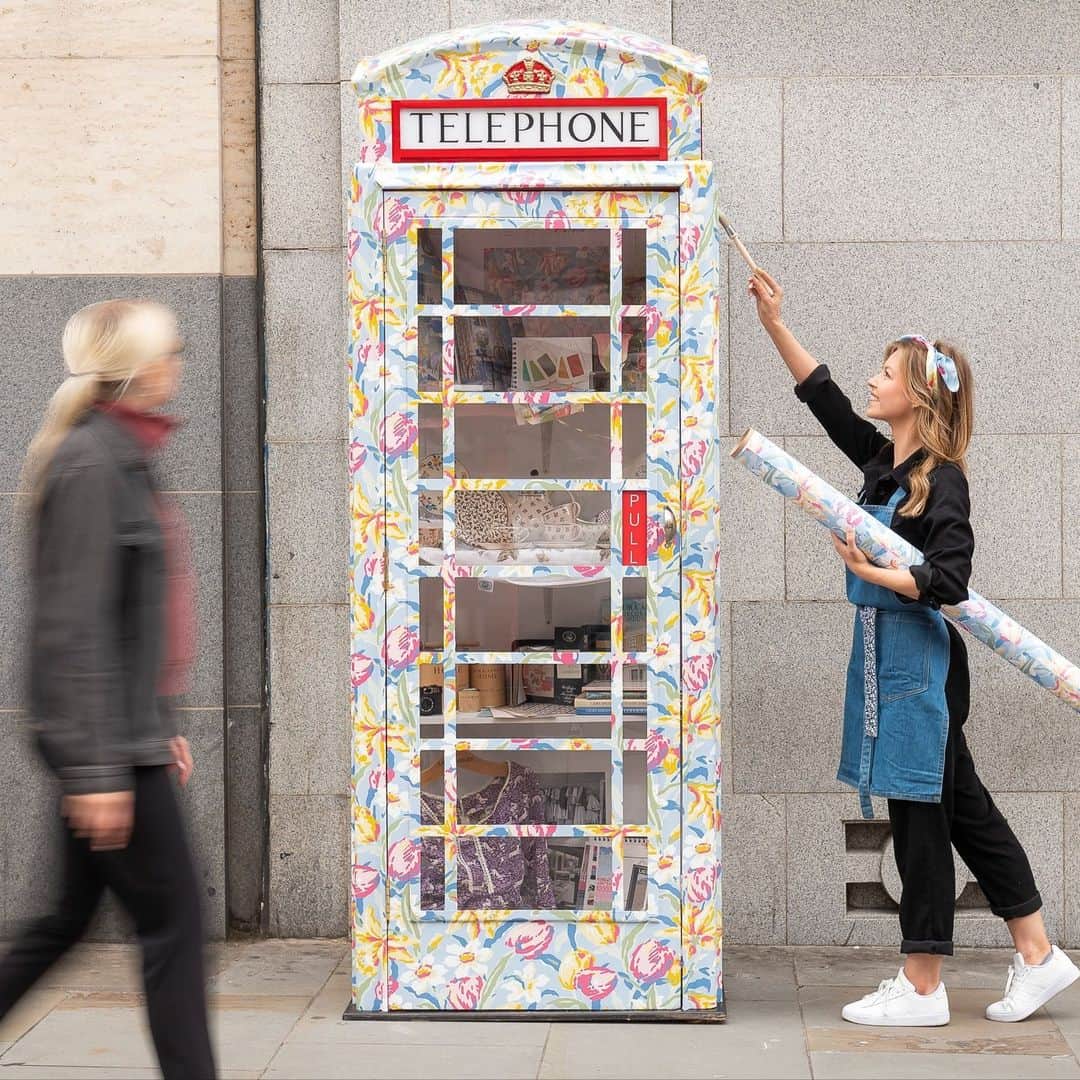 ローラアシュレイのインスタグラム：「It's your last day to visit our floral telephone box in the heart of London.⁣ ⁣ Immerse yourself in all things, Laura Ashley, as part of a miniature exhibition showcasing prints, sketches, crockery and fabrics across 70 years⁣ ⁣ 📍Upper St Martin's Lane, Covent Garden」