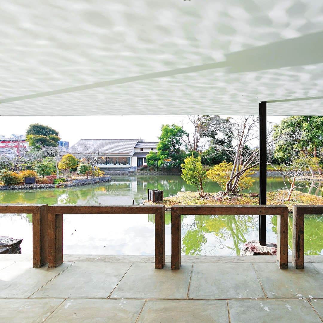 ことりっぷさんのインスタグラム写真 - (ことりっぷInstagram)「水と緑が彩る、鎌倉・鶴岡八幡宮のミュージアムへ  鶴岡八幡宮の境内にある「鎌倉文華館 鶴岡ミュージアム」。 周囲の自然と調和した美しい建物は、モダニズム建築の傑作「旧神奈川県立近代美術館 鎌倉」を継承しています。  平家池に張り出したピロティからは、四季折々の景観美が楽しめます。 晴れた日は、水面に反射した光がきらきらと天井に映り、まるで空間自体がひとつのアート作品のよう。  心地いい時間が過ごせる素敵な場所なので、鶴岡八幡宮をおまいりしたら、ぜひ立ち寄ってみてくださいね。 ----- #鶴岡八幡宮 #鎌倉文華館鶴岡ミュージアム @tsurugaoka_official  -----  詳しくは、2022年発行のことりっぷマガジンvol.32「深呼吸したくなる場所。」でご紹介しています。 ことりっぷマガジンはバックナンバーも販売していますよ。  #ことりっぷ #ことりっぷマガジン #鎌倉 #鎌倉さんぽ #ミュージアム #cotrip #kamakura #visitjapan」5月13日 18時00分 - cotrip_official