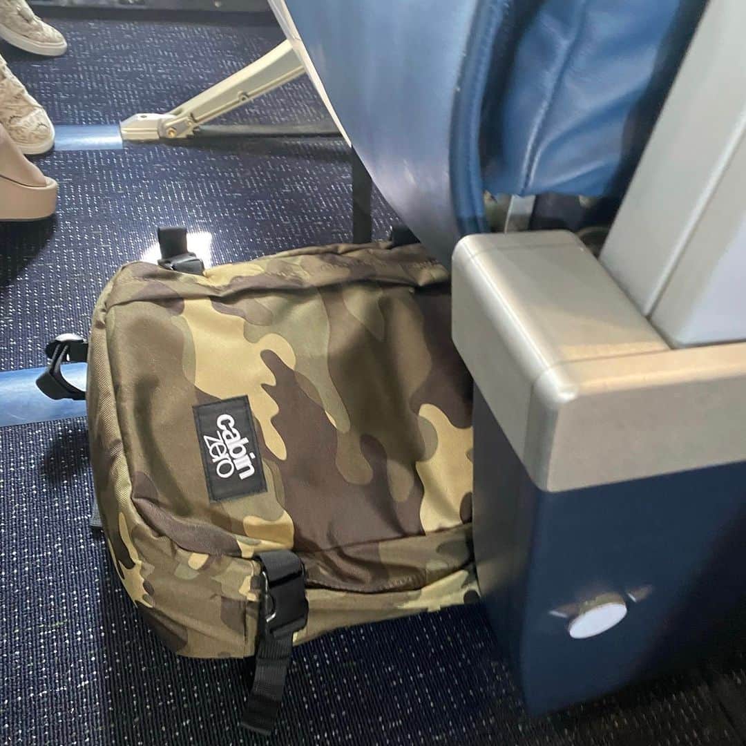 のインスタグラム：「Our Classic 28L bags are the perfect packs for under-seat cabin allowance on most airlines, even the low-cost ones.  Check them out on our website!  🛍 Link in bio  #CabinZero #Travel #backpack #packing #Zerohassletravel」