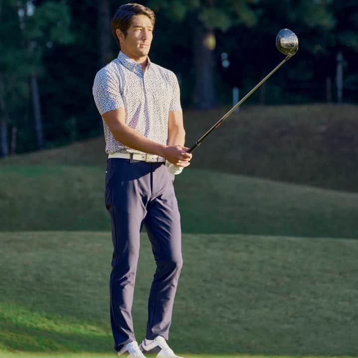 Footjoy Japanさんのインスタグラム写真 - (Footjoy JapanInstagram)「今年の初夏ゴルフは、フットジョイのツアーフィットパンツで快適なゴルフを楽しんでみませんか？⛳️  デザインと機能性を兼備しておりツアープレイヤーにも愛用されているボトムです。  バックポケットには２色使いのテープを加えアクセントをプラス。 さらっとした穿き心地の生地には撥水機能を搭載しており、小雨でも快適にプレーできます。 伸縮性に優れたストレッチ生地を採用。ゴルフスウィングの動きを妨げず、快適にプレー可能です！  #footjoy #フットジョイ #golf #golfshoes #ゴルフ #ゴルフシューズ #ゴルフ男子 #ゴルフ女子 #シューズ #ゴルフファッション #ゴルフコーデ #ゴルフウェア #ゴルフ好き #春ゴルフ #初夏ゴルフ #春ゴルフコーデ #初夏ゴルフコーデ #ゴルフスタイル #ゴルフアパレル #ゴルフグッズ #トレーニングウェア #新商品 #新コレクション #golffashion #golfwear」5月13日 18時00分 - footjoy.japan