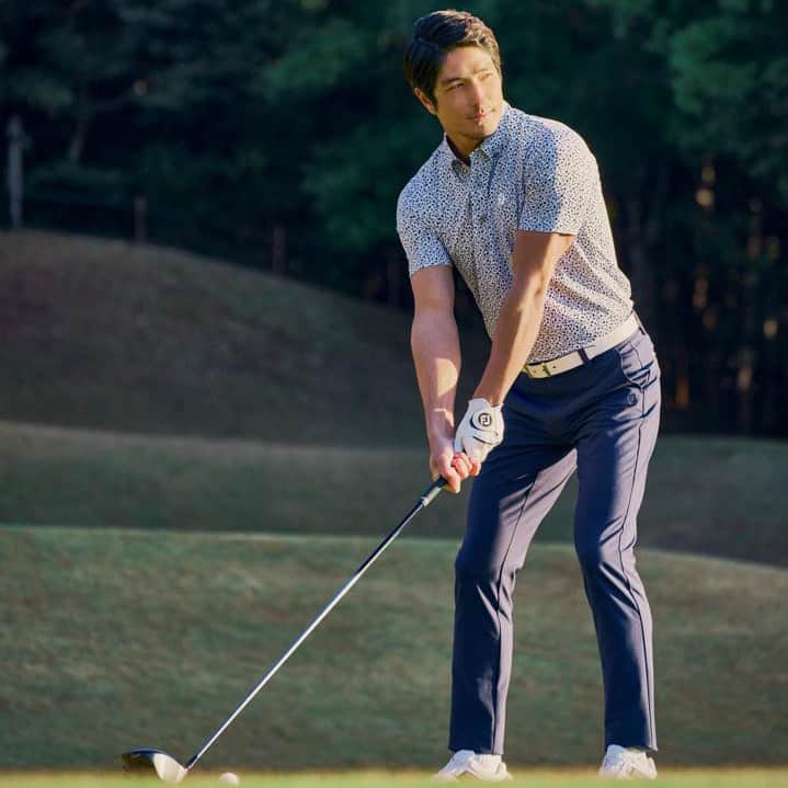 Footjoy Japanさんのインスタグラム写真 - (Footjoy JapanInstagram)「今年の初夏ゴルフは、フットジョイのツアーフィットパンツで快適なゴルフを楽しんでみませんか？⛳️  デザインと機能性を兼備しておりツアープレイヤーにも愛用されているボトムです。  バックポケットには２色使いのテープを加えアクセントをプラス。 さらっとした穿き心地の生地には撥水機能を搭載しており、小雨でも快適にプレーできます。 伸縮性に優れたストレッチ生地を採用。ゴルフスウィングの動きを妨げず、快適にプレー可能です！  #footjoy #フットジョイ #golf #golfshoes #ゴルフ #ゴルフシューズ #ゴルフ男子 #ゴルフ女子 #シューズ #ゴルフファッション #ゴルフコーデ #ゴルフウェア #ゴルフ好き #春ゴルフ #初夏ゴルフ #春ゴルフコーデ #初夏ゴルフコーデ #ゴルフスタイル #ゴルフアパレル #ゴルフグッズ #トレーニングウェア #新商品 #新コレクション #golffashion #golfwear」5月13日 18時00分 - footjoy.japan