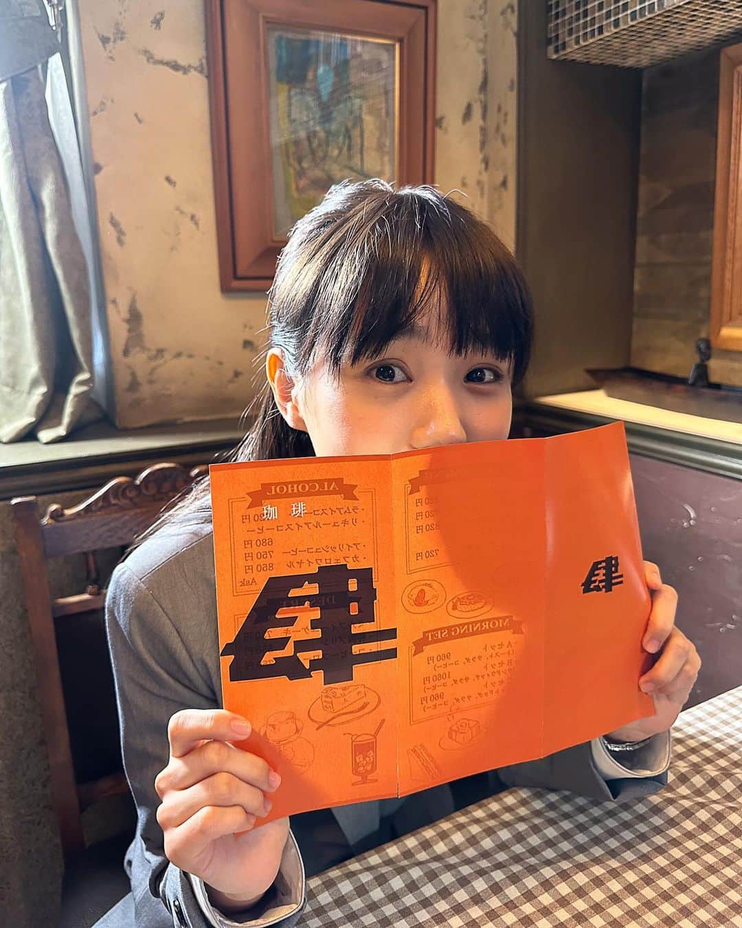 あなたがしてくれなくてものインスタグラム：「． 🫧オフショットをお届け🫧  第5話から 陽一のことを想いながら 「肆」に通うみちを…📸  スーツ姿、髪の長い みちも可愛いです✨  📣 ５話の #TVer 見逃し無料配信は 　　次回放送の5/18（木）まで！ 　　まだの方ももう一度見たい方も 　　お見逃しなく👀✨ 📺１〜３話も変わらず無料配信中 　　プロフィール欄のリンクからチェック！」
