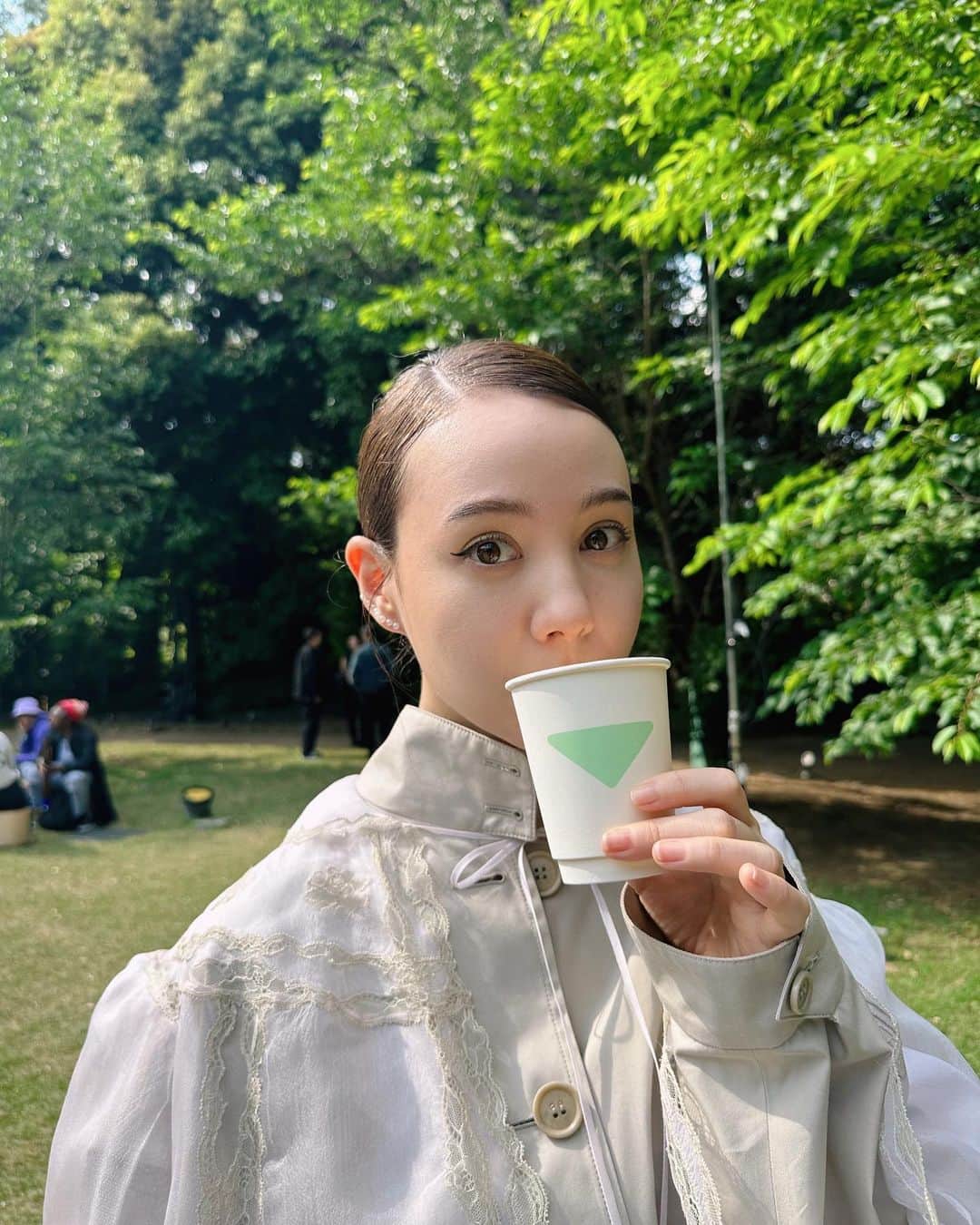 のインスタグラム：「PRADA MODE🩵  東京都庭園美術館にて庭園を舞台に、建築、アート、音楽を満喫してきました☺️ 晴れていて、気持ちがよかった〜!  このpradaの洋服もとっても好み☺️☺️  #PRADAMODE」