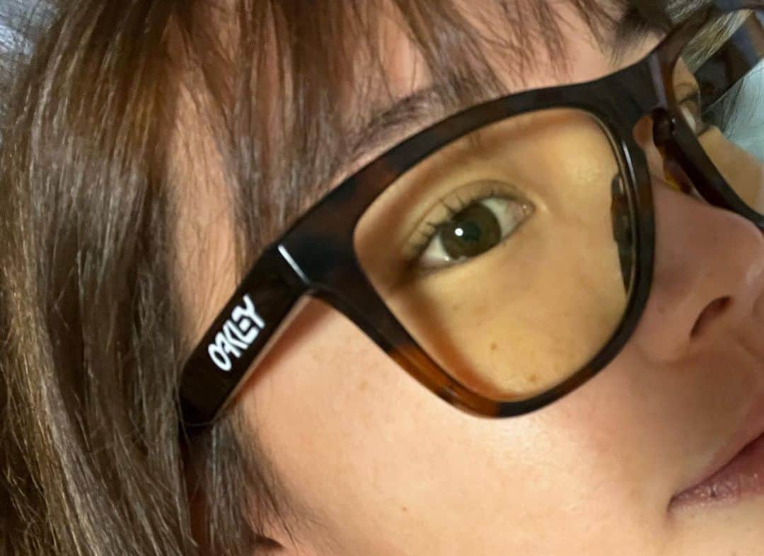 吉田有里さんのインスタグラム写真 - (吉田有里Instagram)「OAKLEYの 100%ブルーライトカット眼鏡👓 移動中、お出かけ中、睡眠前問わず使えてます😳 影のかかるラインもうまく読めるように目のケアを大切にしたいです⛳️ ・ （最近1番お気に入りのNIKEのスニーカーちょー可愛いです♡）」5月13日 18時00分 - yuri_yoshida__