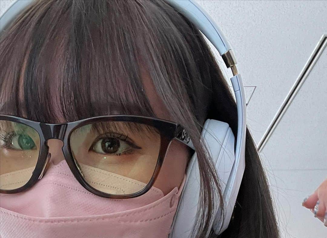 吉田有里さんのインスタグラム写真 - (吉田有里Instagram)「OAKLEYの 100%ブルーライトカット眼鏡👓 移動中、お出かけ中、睡眠前問わず使えてます😳 影のかかるラインもうまく読めるように目のケアを大切にしたいです⛳️ ・ （最近1番お気に入りのNIKEのスニーカーちょー可愛いです♡）」5月13日 18時00分 - yuri_yoshida__