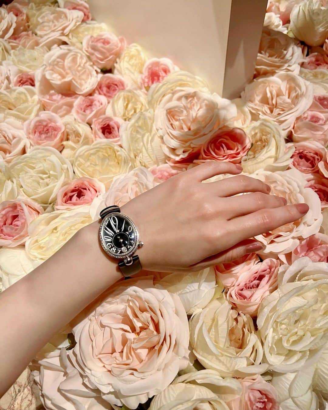 ののさんのインスタグラム写真 - (ののInstagram)「🌹リッツカールトン大阪×ブレゲ🌹   1775年パリで創業の高級時計ブランド ブレゲ(BREGUET)コラボレーションアフタヌーンティーのプレオープンイベント行ってきました✨   プレオープンイベントでは特別にブレゲの時計の展示があり試着もさせて頂けて、実物の美しさに感動🥹✨ 阪急うめだ本店にて実際の商品をご覧頂けます✨   ⌚️ @montresbreguet  🫖@ritzcarlton.osaka   Breguet Queens’ Afternoon Tea 期間 2023年5月16日(火)～7月2日(日)　 平日　12:00 ～ 19:00 土日祝 11:00 ～ 19:00 料金 ・ブレゲ クイーンズ アフタヌーンティー 　6,900円 ・シグネチャー ブレゲ クイーンズ アフタヌーンティー 11,000円    (グラスシャンパーニュ、マカロンのお土産付き)   #pr#Breguet#QueenofNaples#ブレゲ#ブレゲアフタヌーンティー#アフタヌーンティー #アフタヌーンティー部#アフタヌーンティー好きな人と繋がりたい#関西アフタヌーンティー#アフヌン#ヌン活#リッツカールトン大阪#大阪ホテル#大阪#大阪グルメ#大阪カフェ#大阪観光#大阪旅行#osaka#osakahotel#ritzcarltonosaka」5月13日 18時01分 - nonoko0309