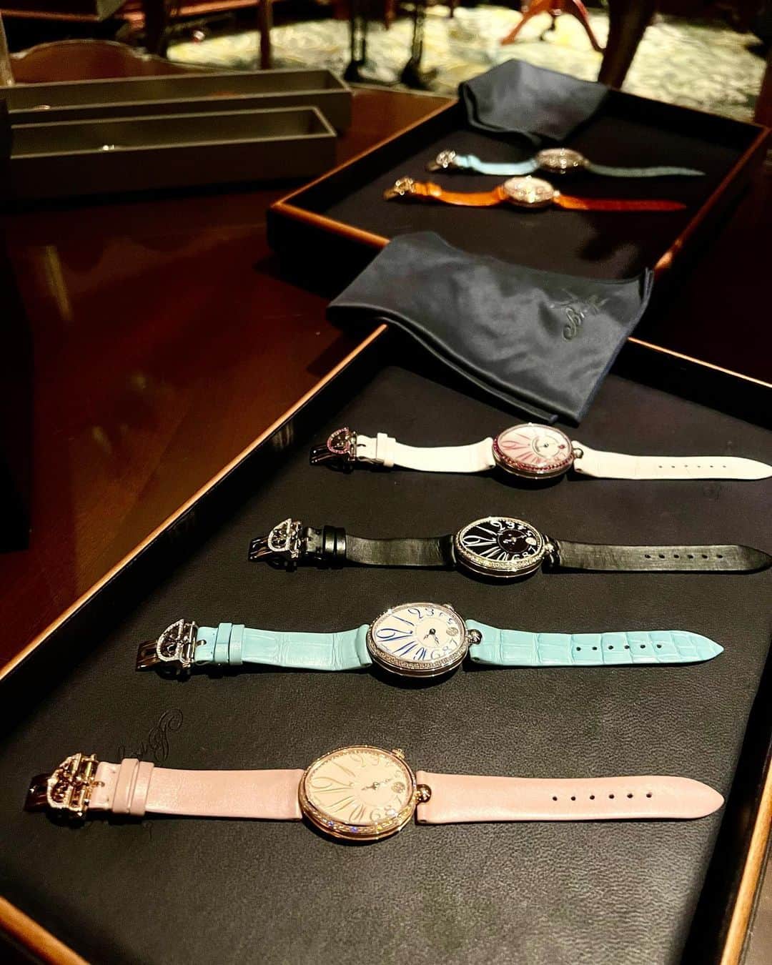 ののさんのインスタグラム写真 - (ののInstagram)「🌹リッツカールトン大阪×ブレゲ🌹   1775年パリで創業の高級時計ブランド ブレゲ(BREGUET)コラボレーションアフタヌーンティーのプレオープンイベント行ってきました✨   プレオープンイベントでは特別にブレゲの時計の展示があり試着もさせて頂けて、実物の美しさに感動🥹✨ 阪急うめだ本店にて実際の商品をご覧頂けます✨   ⌚️ @montresbreguet  🫖@ritzcarlton.osaka   Breguet Queens’ Afternoon Tea 期間 2023年5月16日(火)～7月2日(日)　 平日　12:00 ～ 19:00 土日祝 11:00 ～ 19:00 料金 ・ブレゲ クイーンズ アフタヌーンティー 　6,900円 ・シグネチャー ブレゲ クイーンズ アフタヌーンティー 11,000円    (グラスシャンパーニュ、マカロンのお土産付き)   #pr#Breguet#QueenofNaples#ブレゲ#ブレゲアフタヌーンティー#アフタヌーンティー #アフタヌーンティー部#アフタヌーンティー好きな人と繋がりたい#関西アフタヌーンティー#アフヌン#ヌン活#リッツカールトン大阪#大阪ホテル#大阪#大阪グルメ#大阪カフェ#大阪観光#大阪旅行#osaka#osakahotel#ritzcarltonosaka」5月13日 18時01分 - nonoko0309