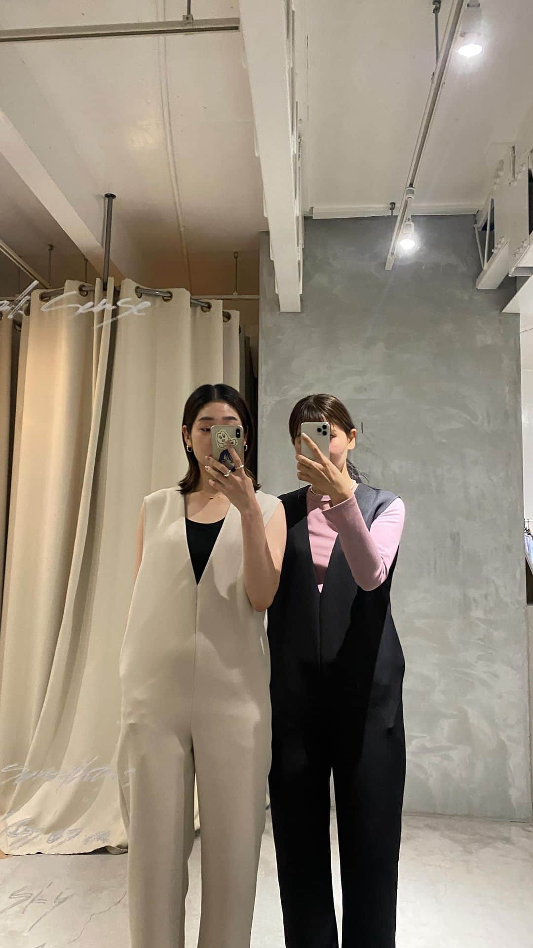 松田 美奈子のインスタグラム：「👯‍♀️🧡  @rrrrrrrrr__jp   5/14sun.23:59まで 早割価格で予約受付中です♡  2人とも166cm ゆうきちゃんベージュS みなこブラックM着用」