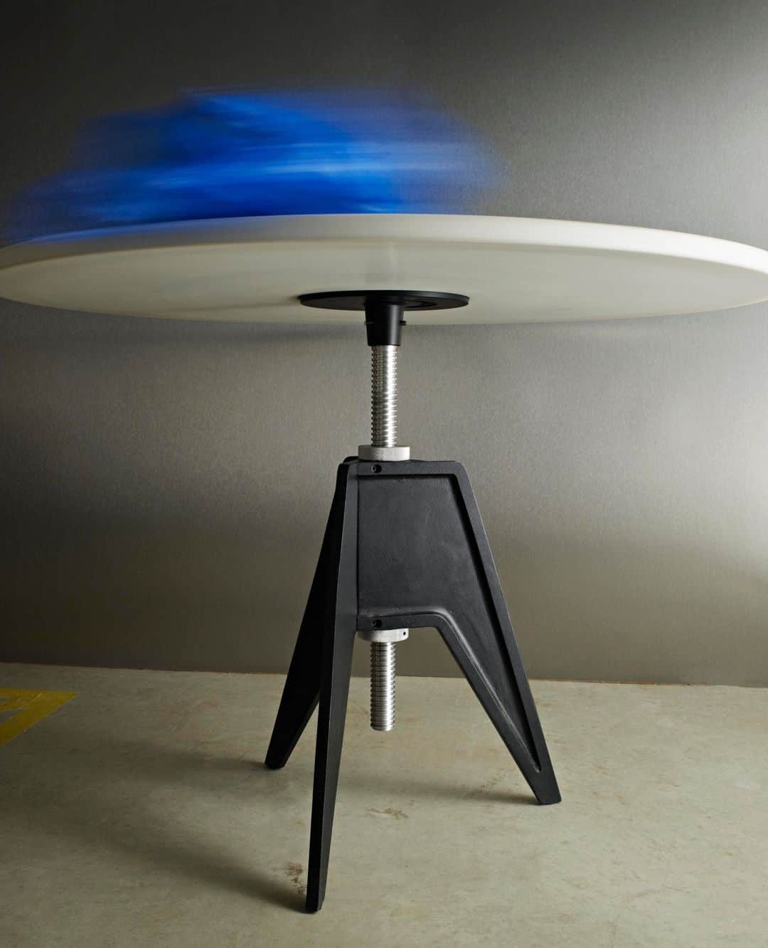 トム ディクソンのインスタグラム：「Ideal for use indoors and outdoors, our SCREW table base features three simple cast fins set at an elegant angle, and has recently been updated with a wider footprint to increase its stability. The threaded steel pole allows for multiple heights by simply spinning the top, while being sturdy and durable.」